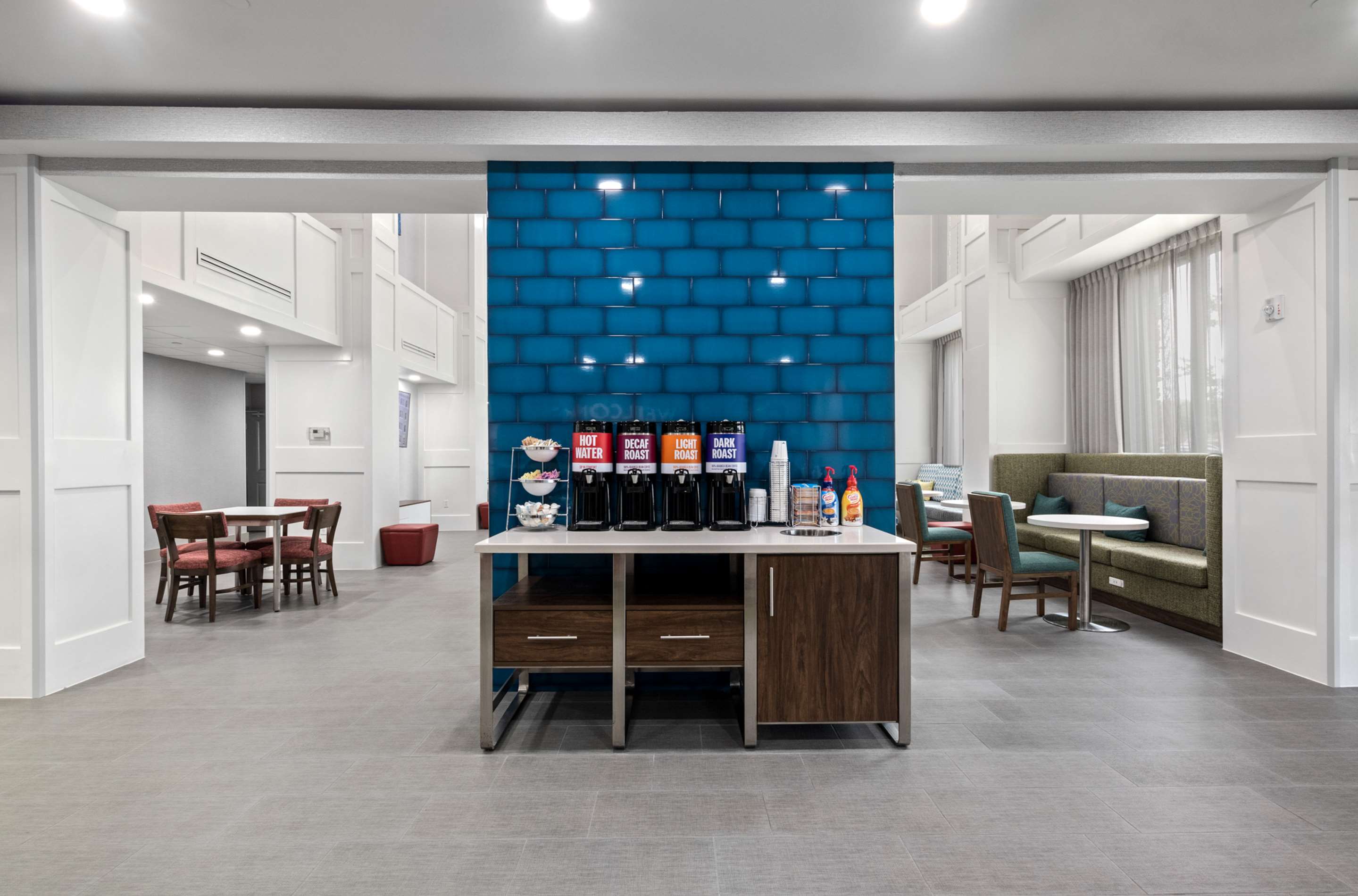 Breakfast Area | Hampton Inn & Suites Mount Pleasant