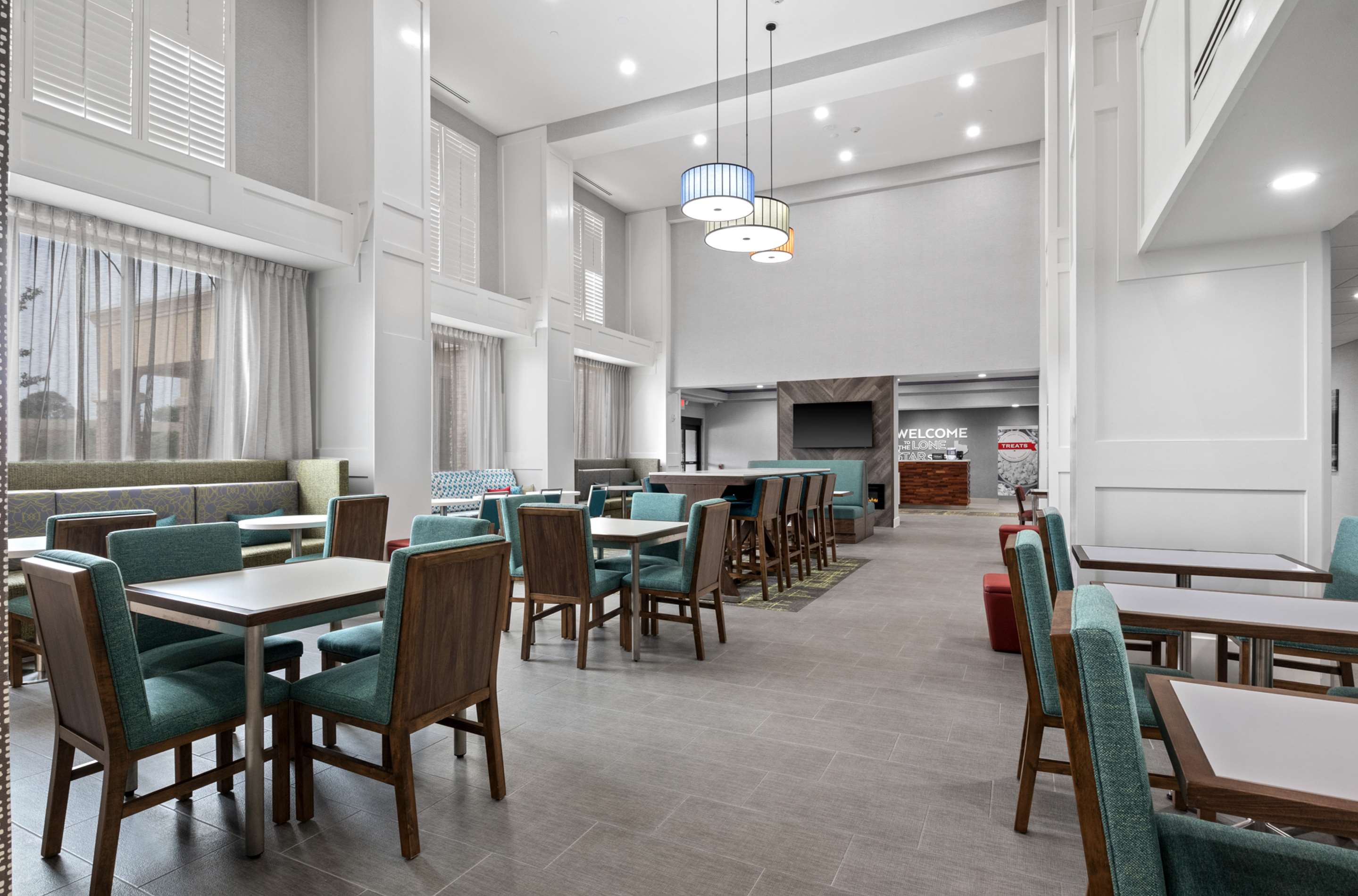Breakfast Area | Hampton Inn & Suites Mount Pleasant