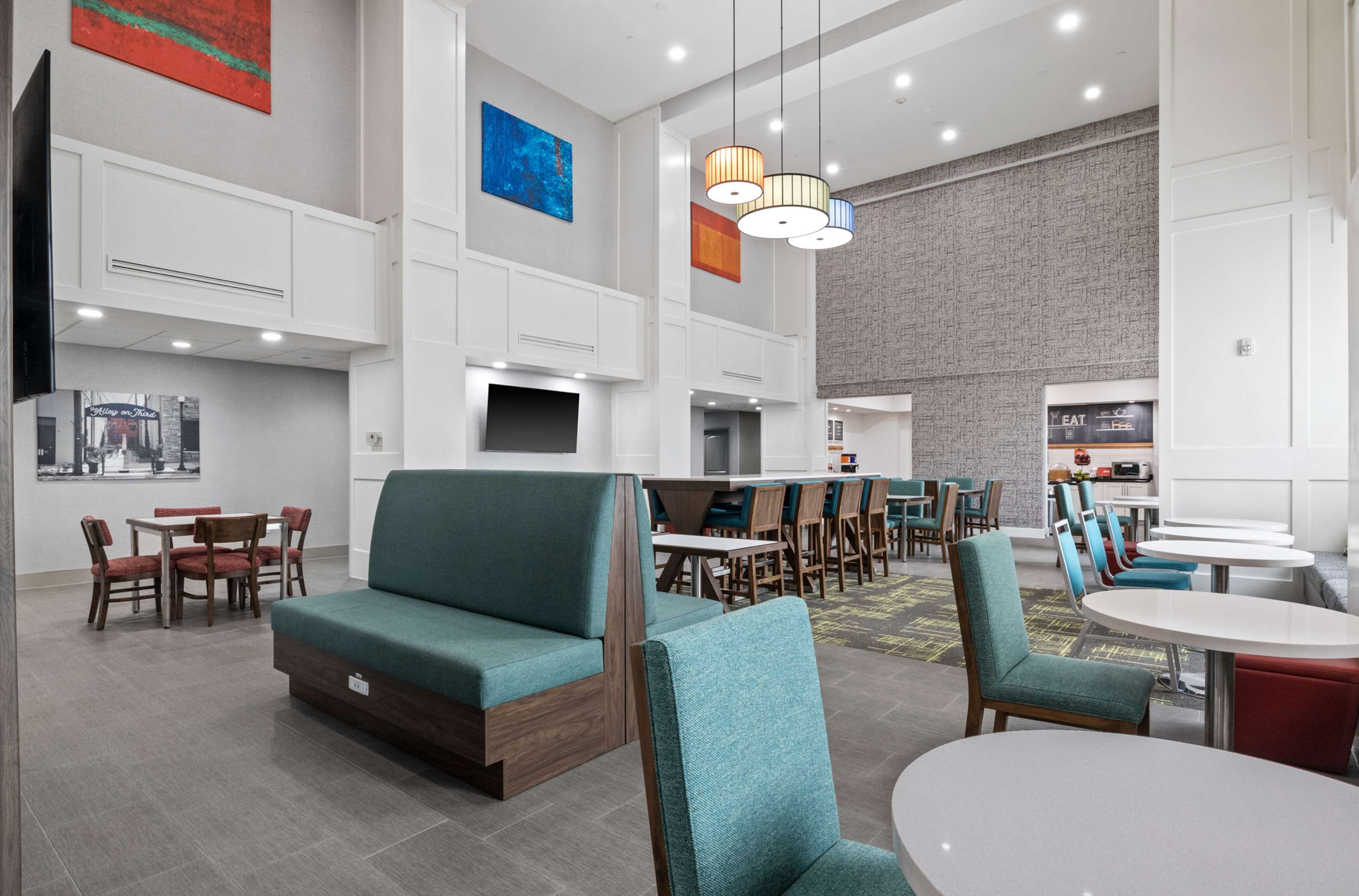 Breakfast Area | Hampton Inn & Suites Mount Pleasant
