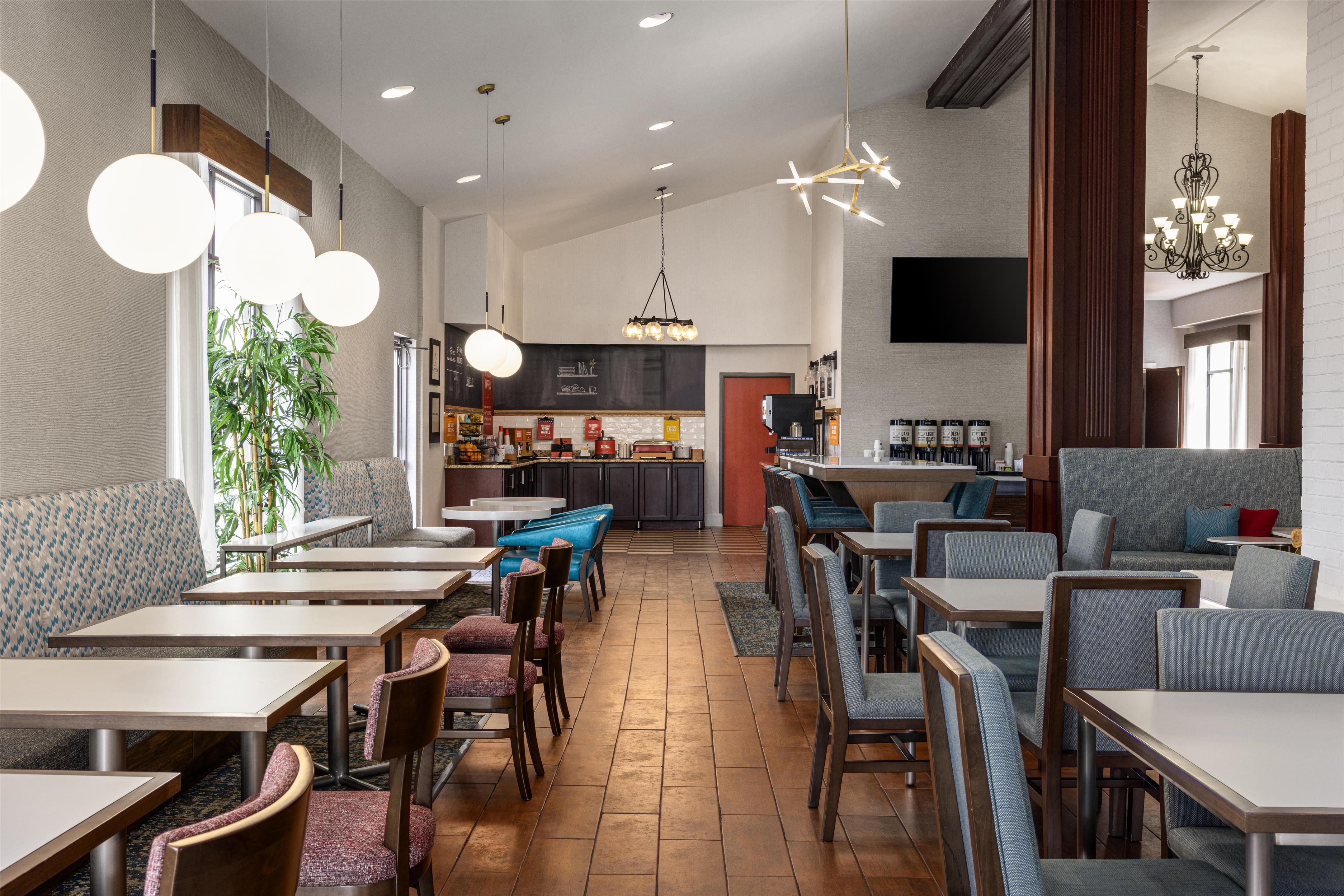Breakfast Area | Hampton Inn Morristown