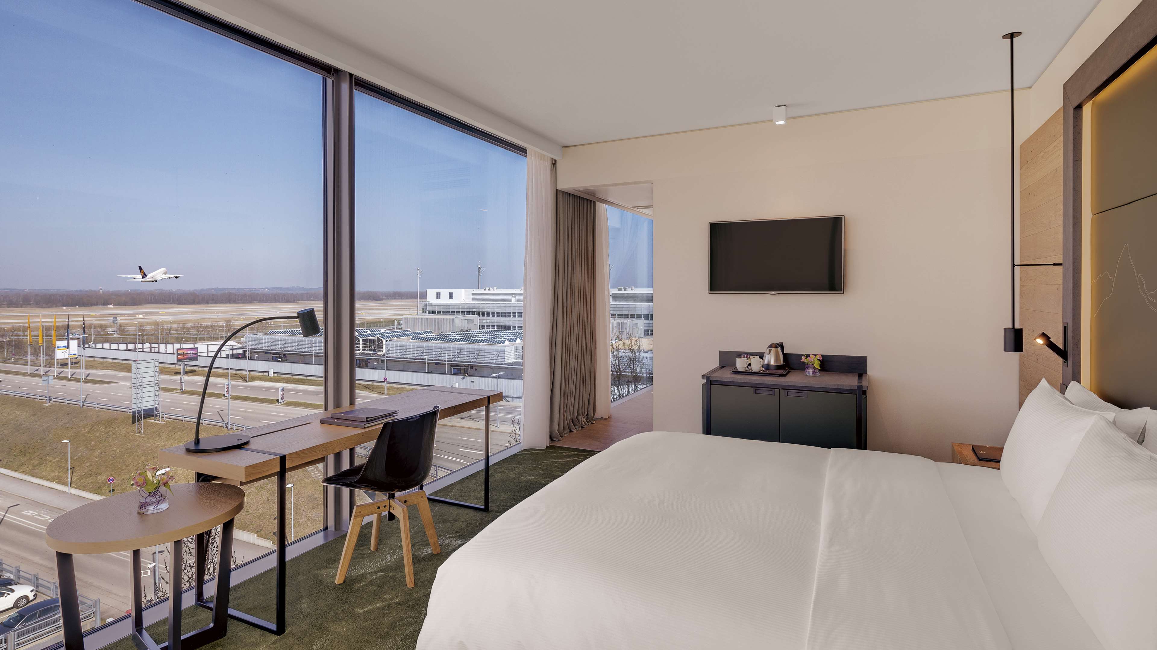 Hilton Munich Airport Room Type - KING EXECUTIVE RUNWAY VIEW