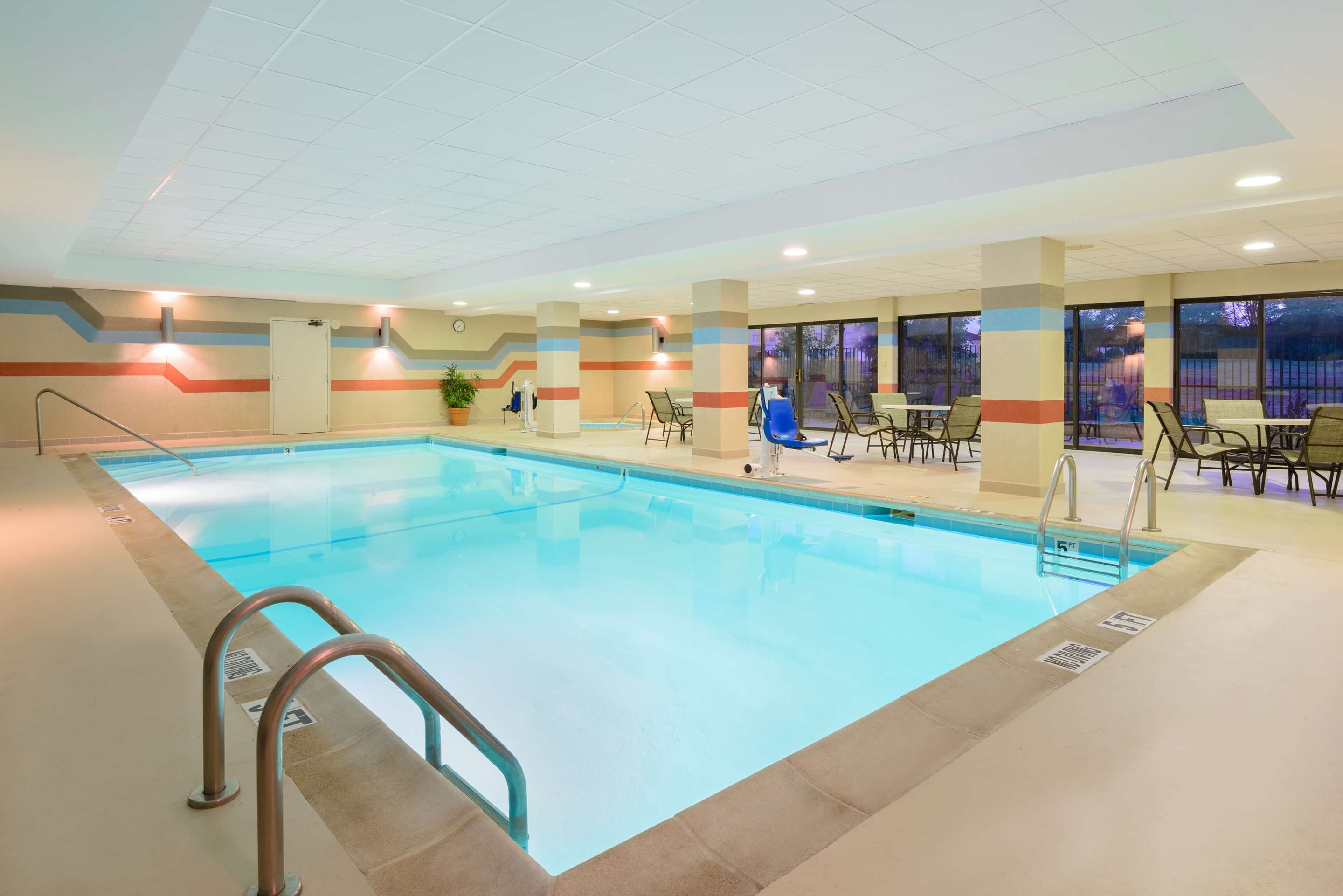 Pool | Hampton Inn Mt. Vernon