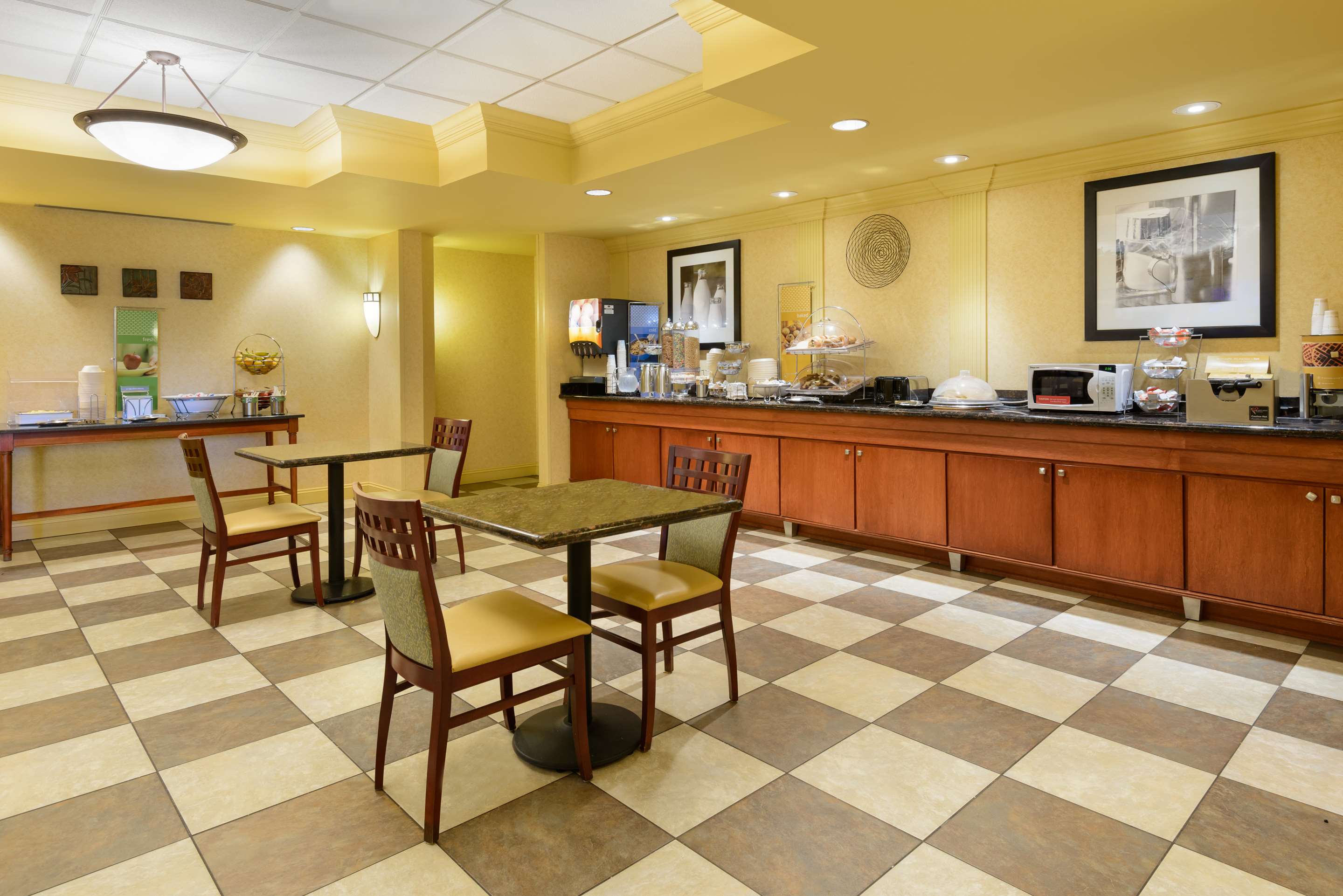 Restaurant | Hampton Inn Mt. Vernon