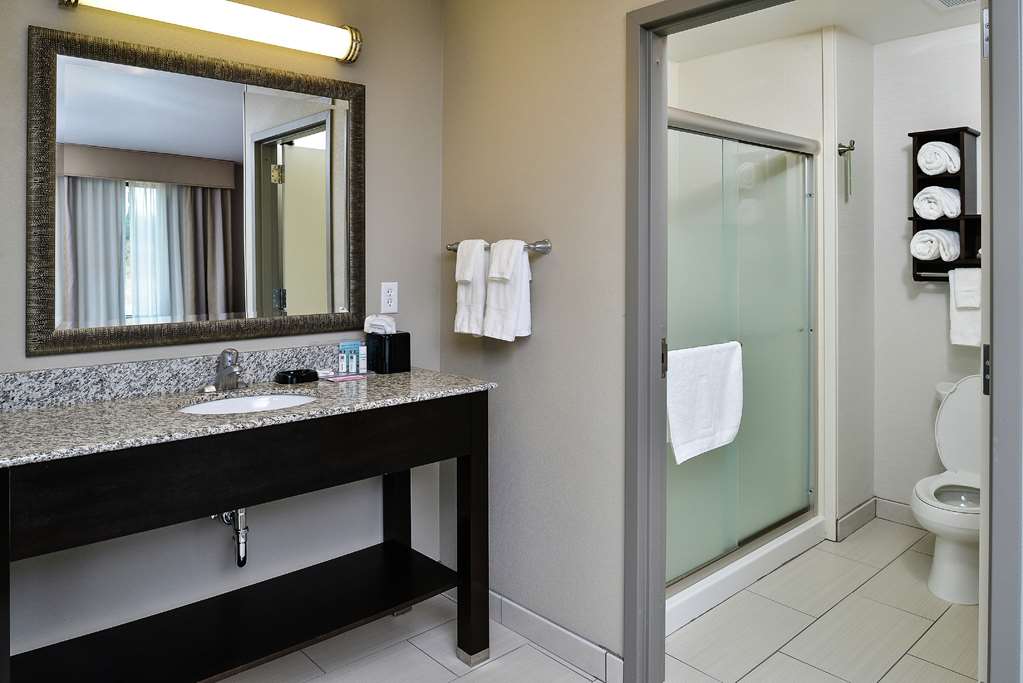 Hampton Inn Middletown, OH-guestroom-Guest Room,Bathroom,On-Site.jpg