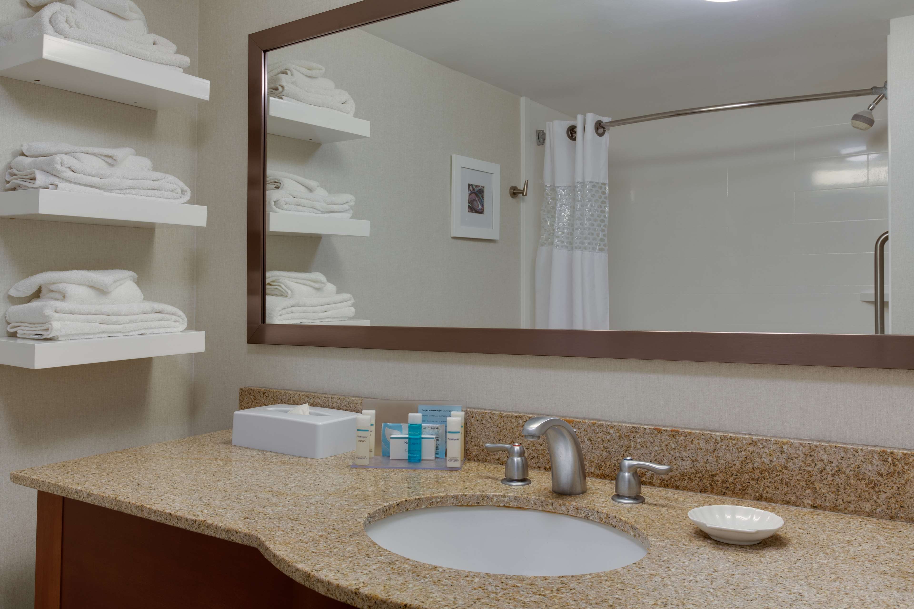 Hampton Inn Harbourgate Room Type - 1 KING STUDIO W/FRIDGE NS