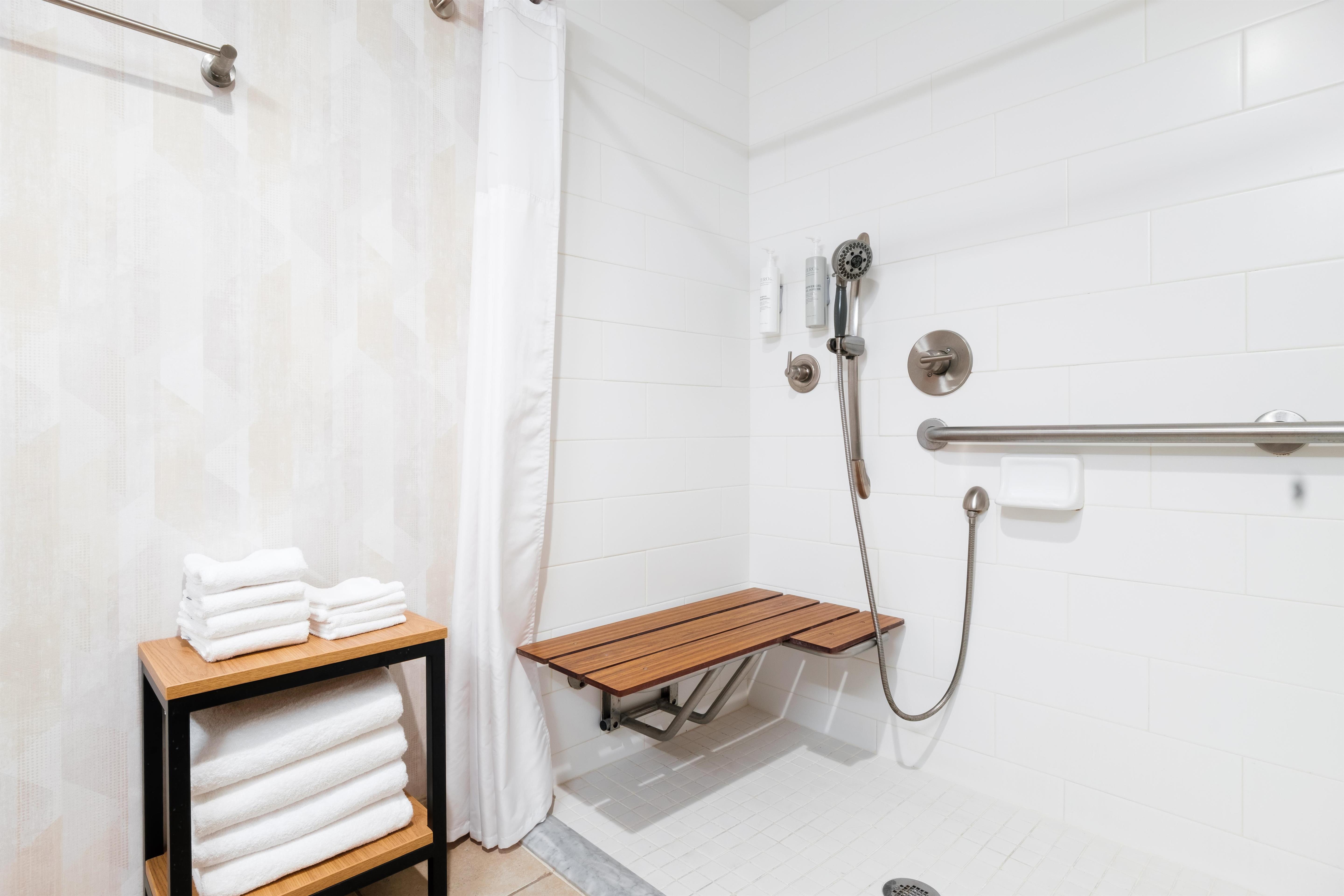 Hampton Inn Harbourgate Room Type - 1KG MOB HEAR ACC RI-SHW NS