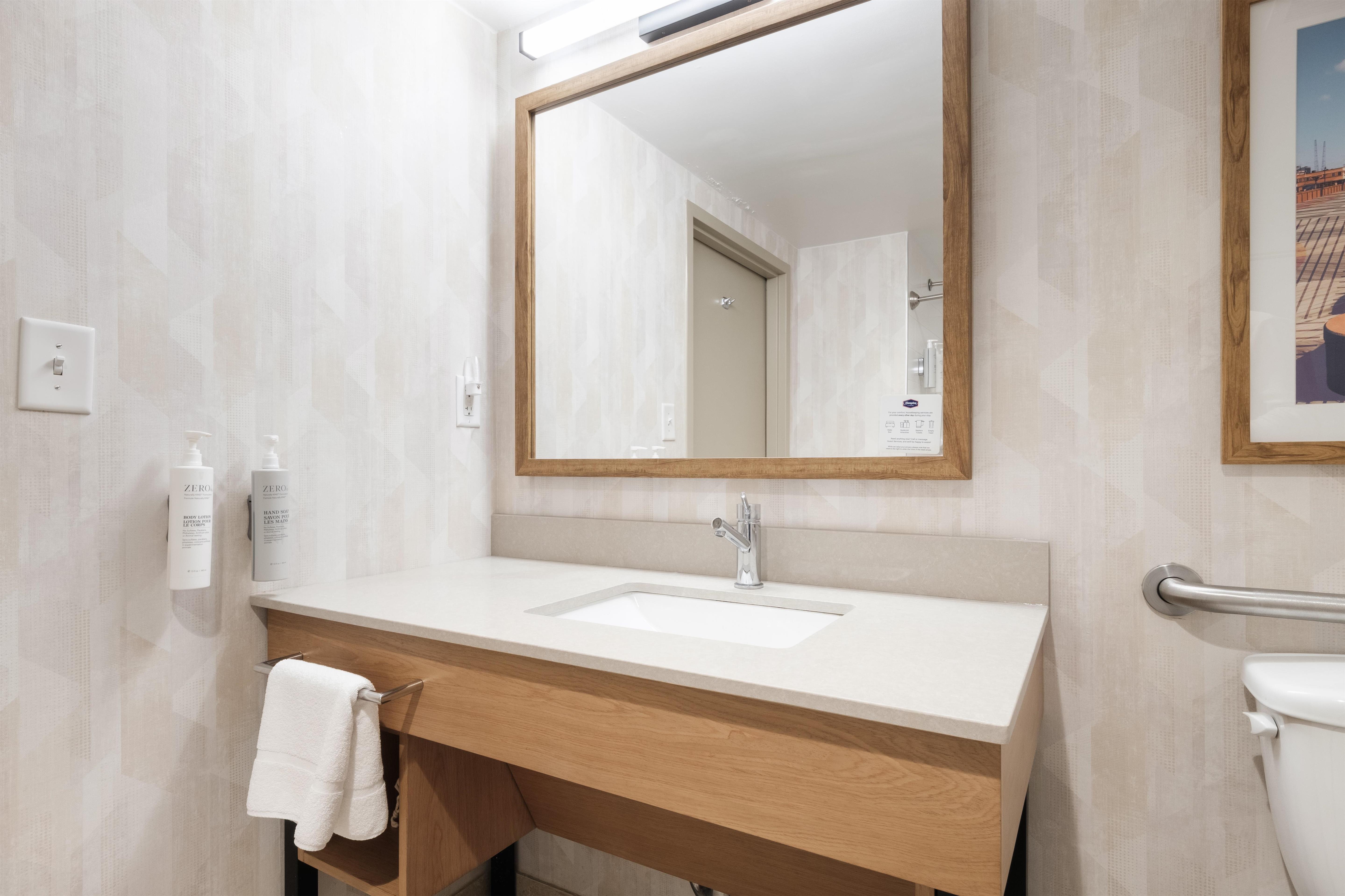 Hampton Inn Harbourgate Room Type - 2 QNS ACCESSIBLE W TUB NS