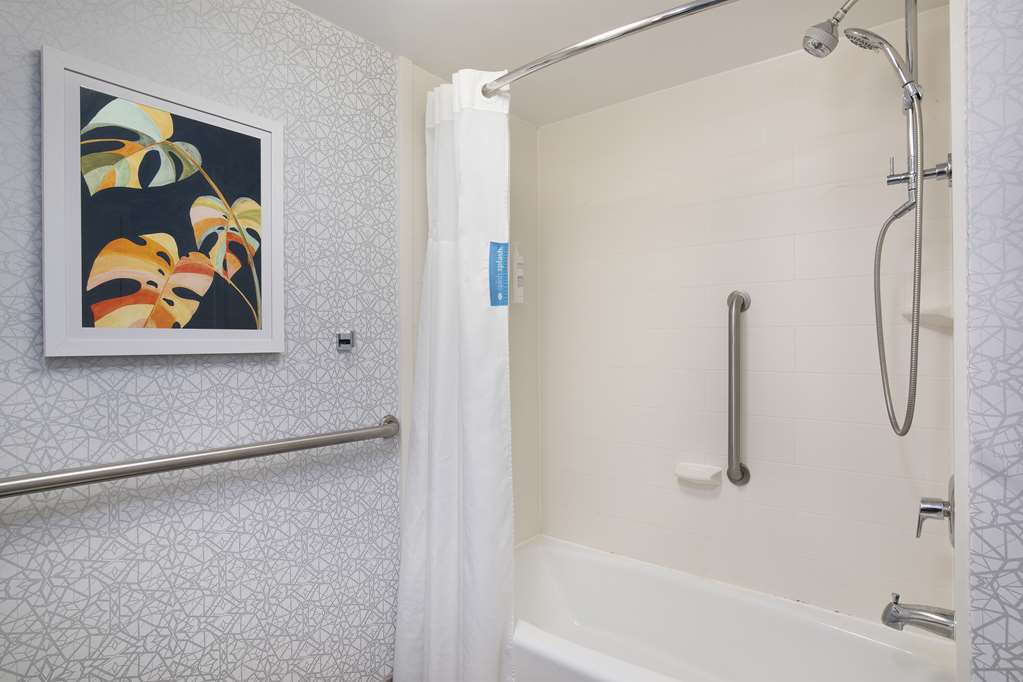 Hampton Inn Northwood-guestroom-Guest Room,Bathroom,On-Site.jpg