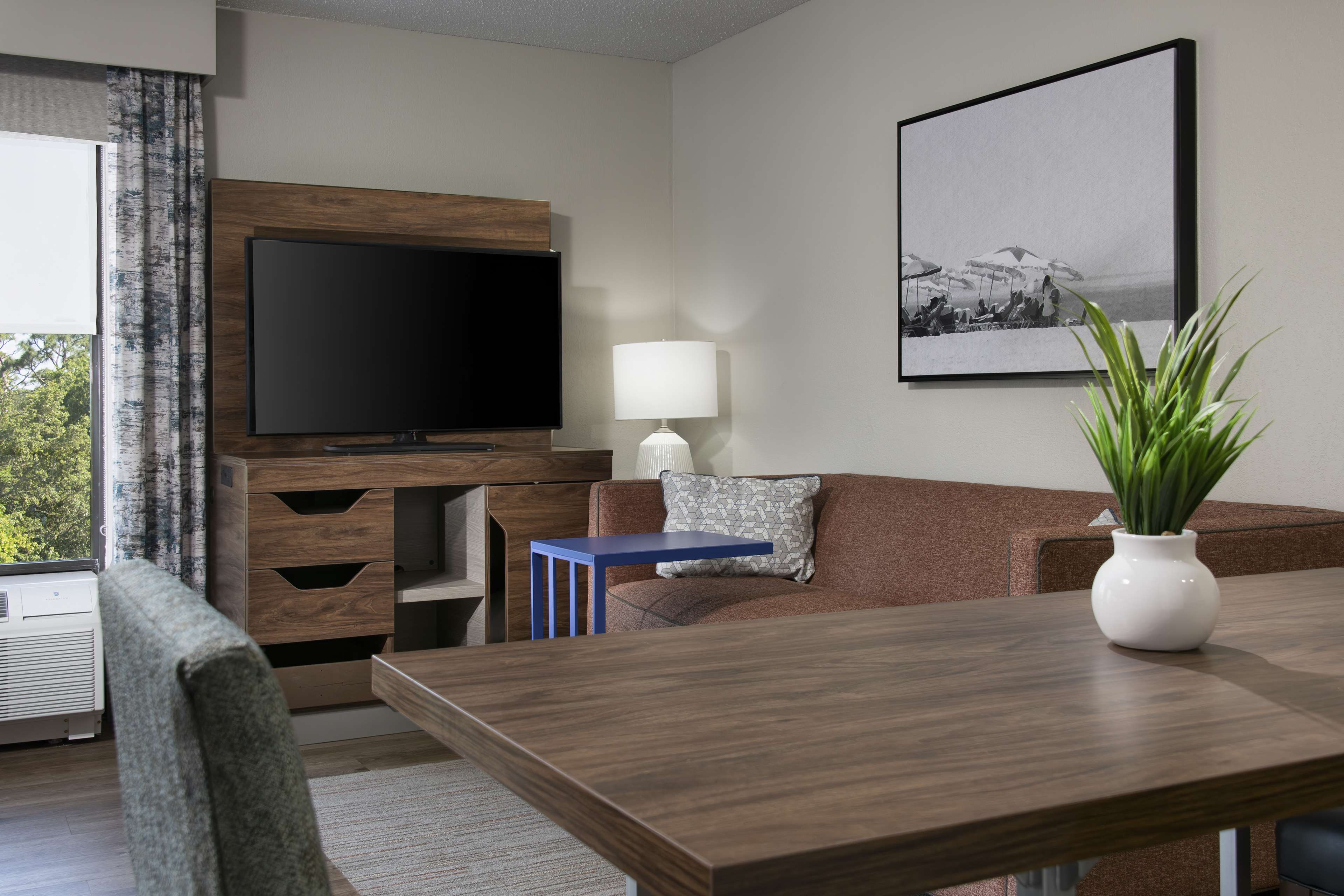 Hampton Inn Northwood Room Type - 1KNG JR STE SOFABED NOSMOK