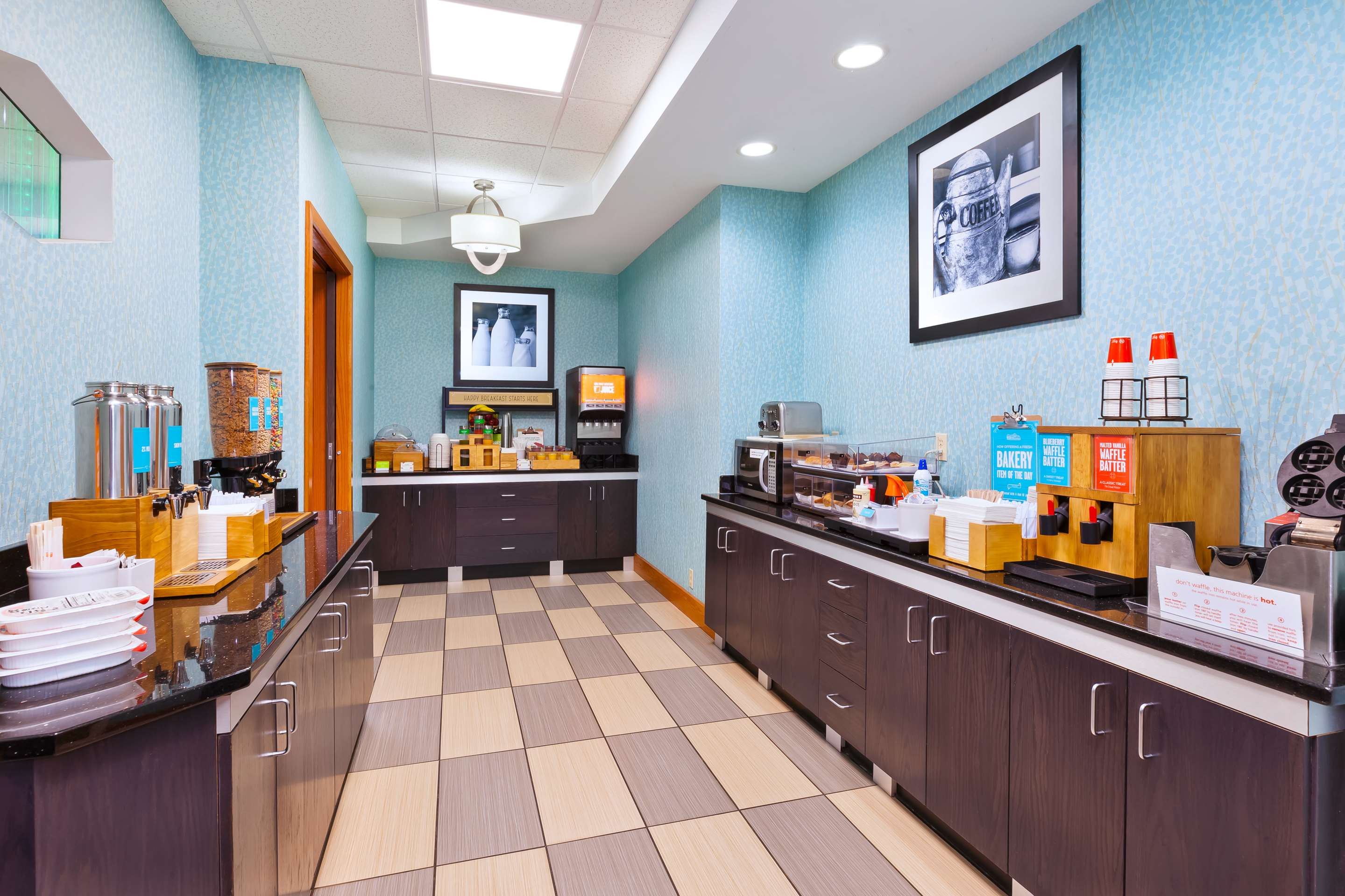Breakfast Area | Hampton Inn Marysville