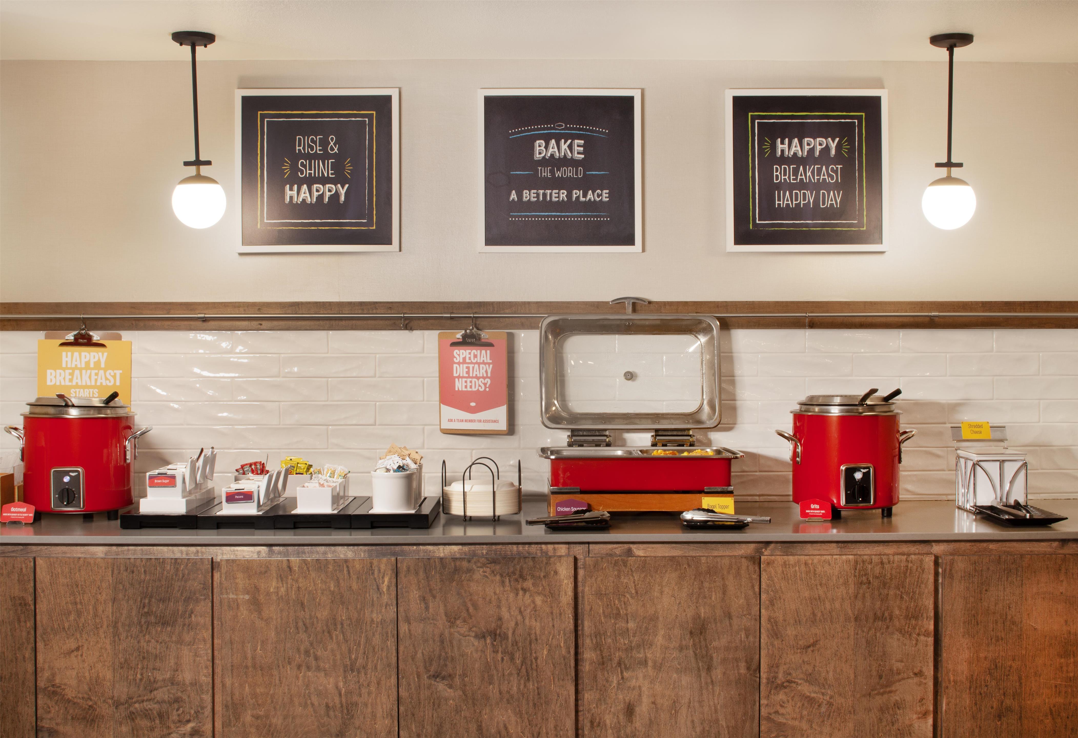 Breakfast Area | Hampton Inn & Suites Natchez