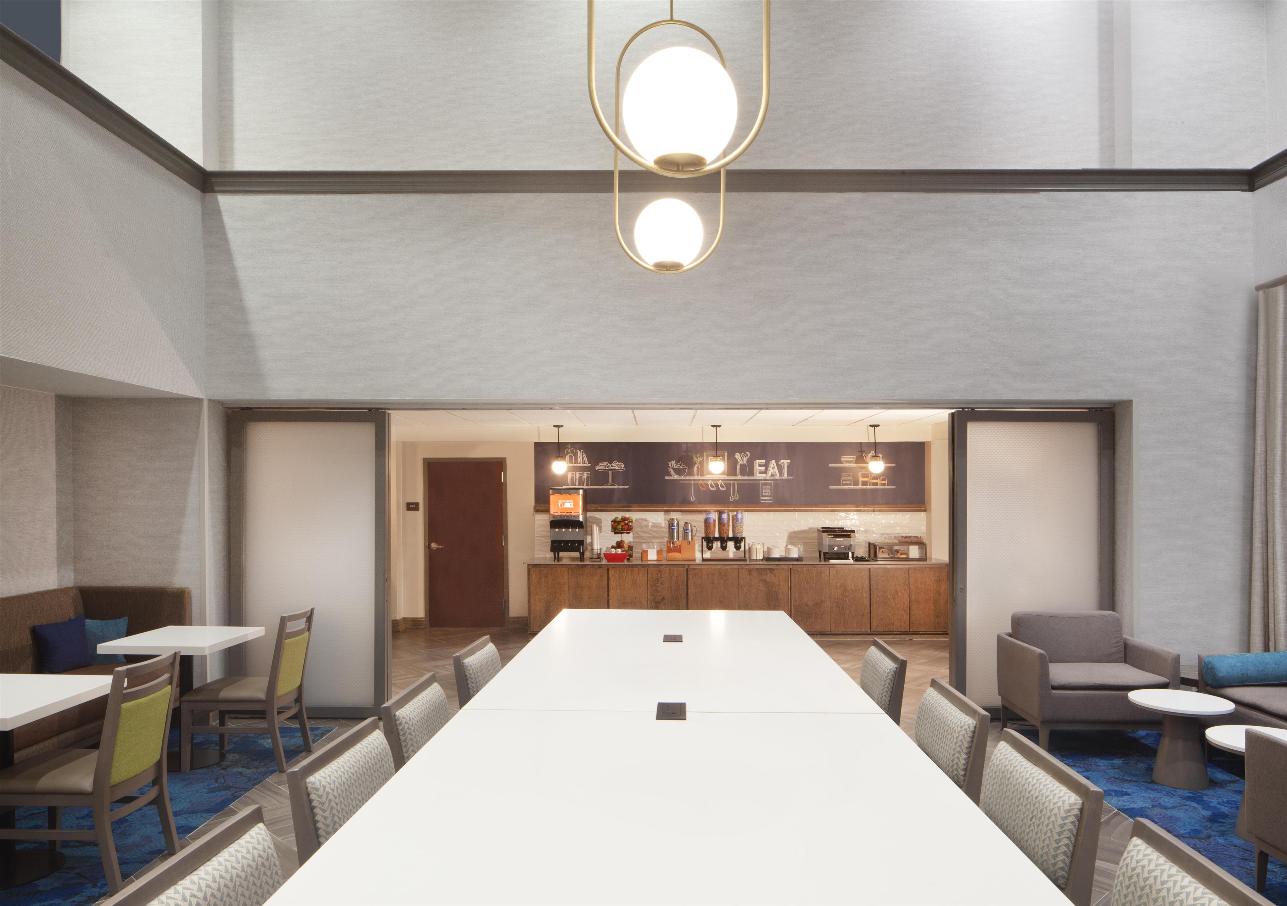 Breakfast Area | Hampton Inn & Suites Natchez