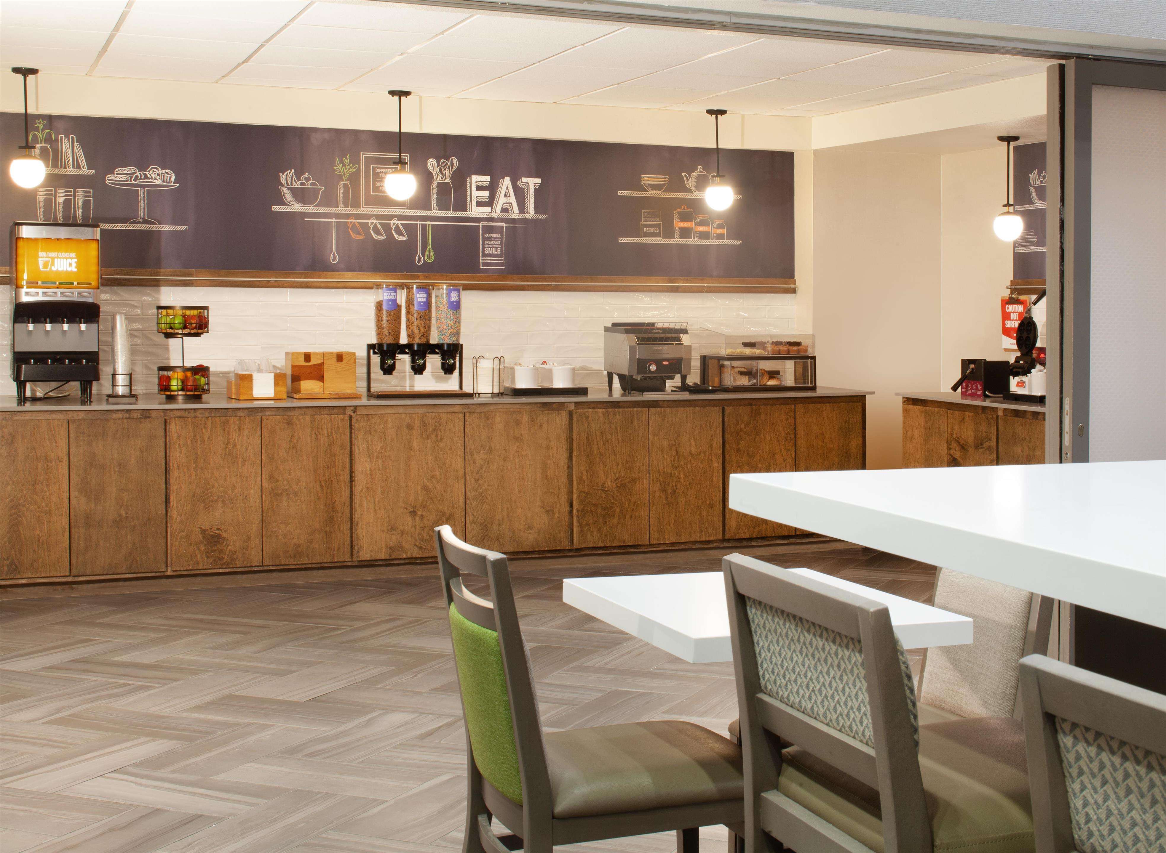 Breakfast Area | Hampton Inn & Suites Natchez