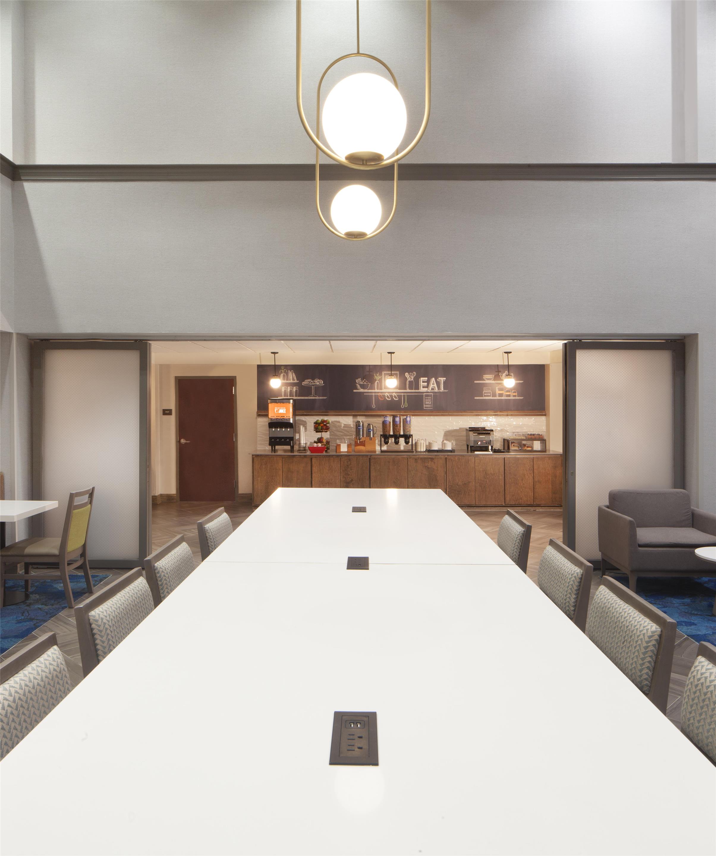Breakfast Area | Hampton Inn & Suites Natchez