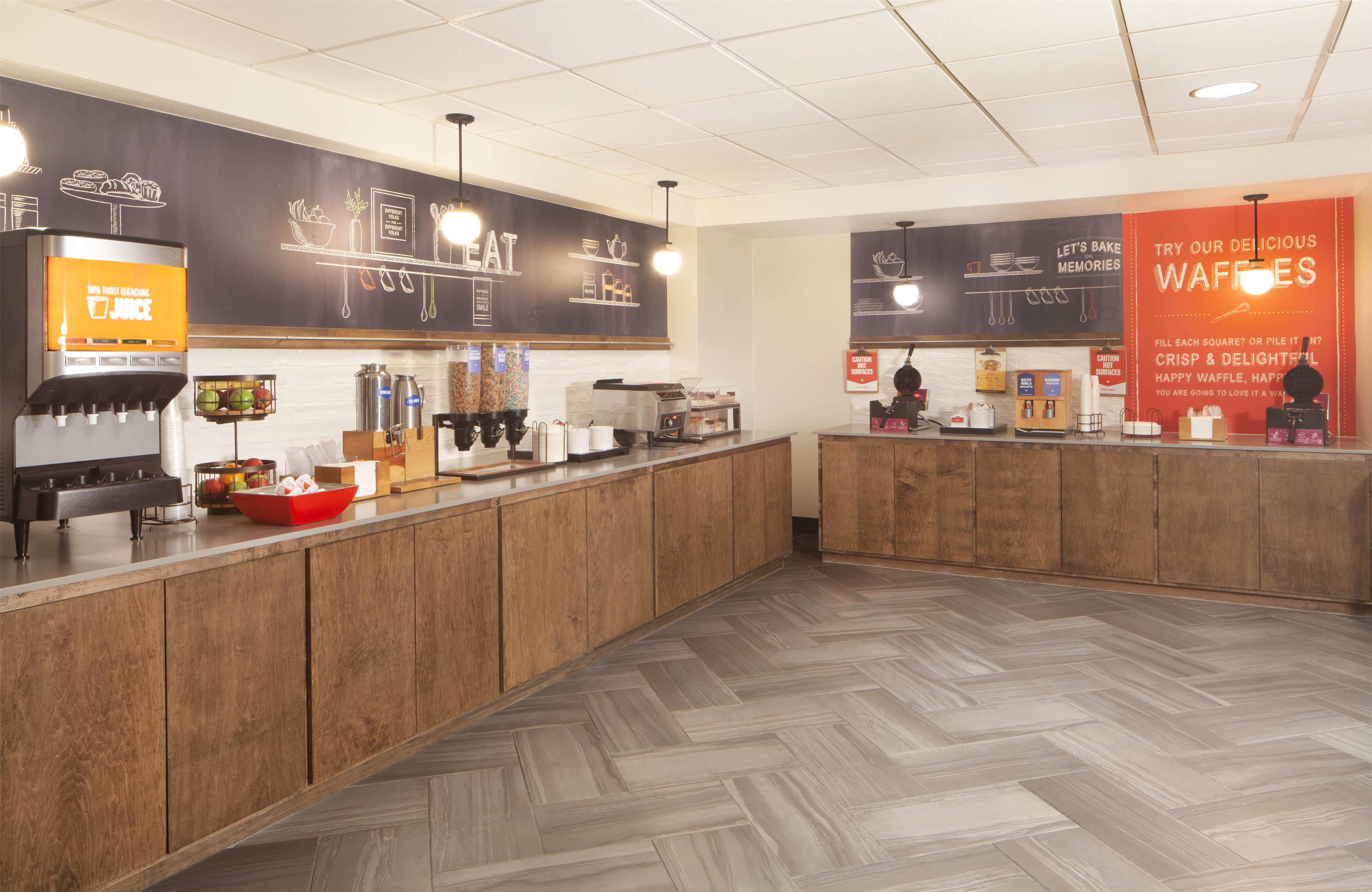 Breakfast Area | Hampton Inn & Suites Natchez