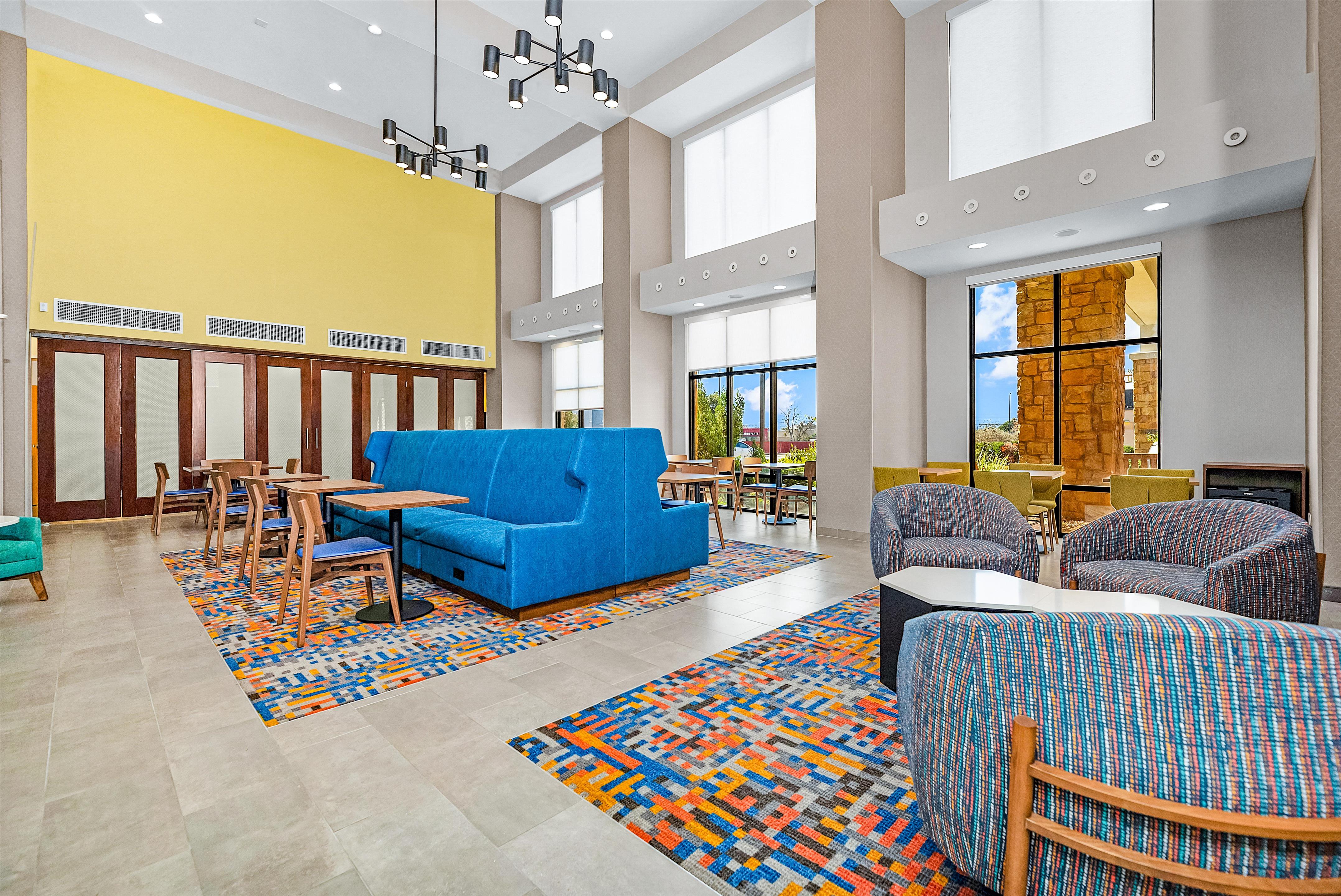 Breakfast Area | Hampton Inn & Suites New Braunfels