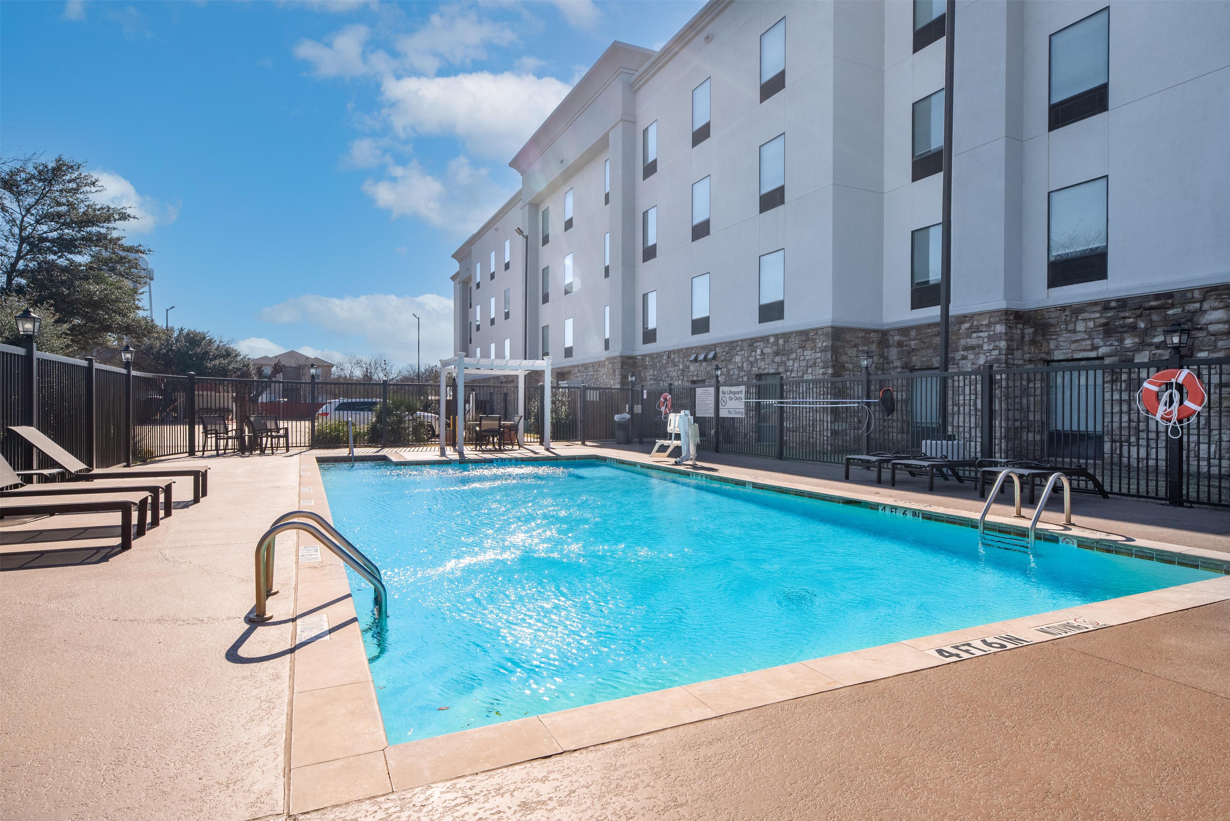 Pool | Hampton Inn & Suites New Braunfels