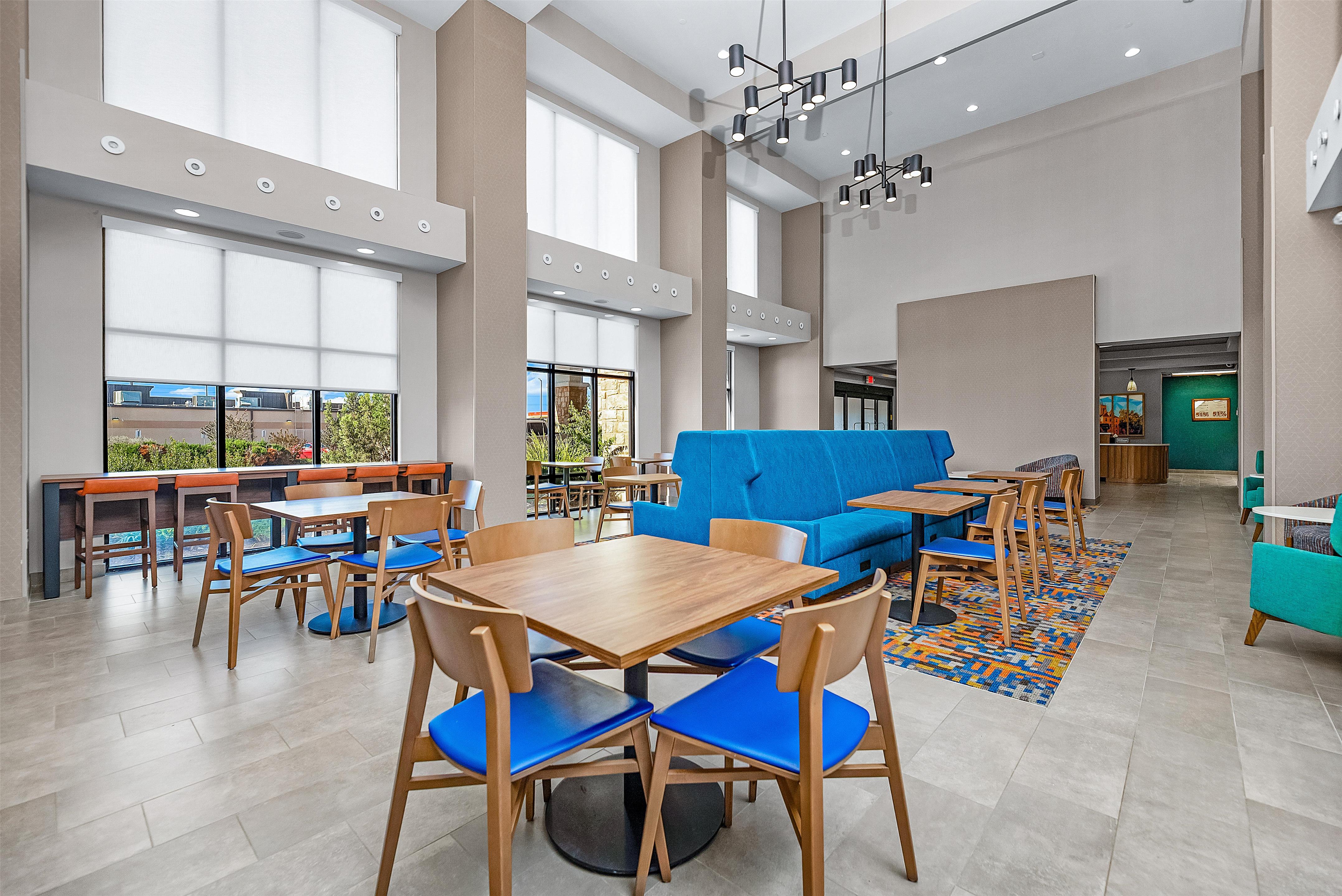 Breakfast Area | Hampton Inn & Suites New Braunfels