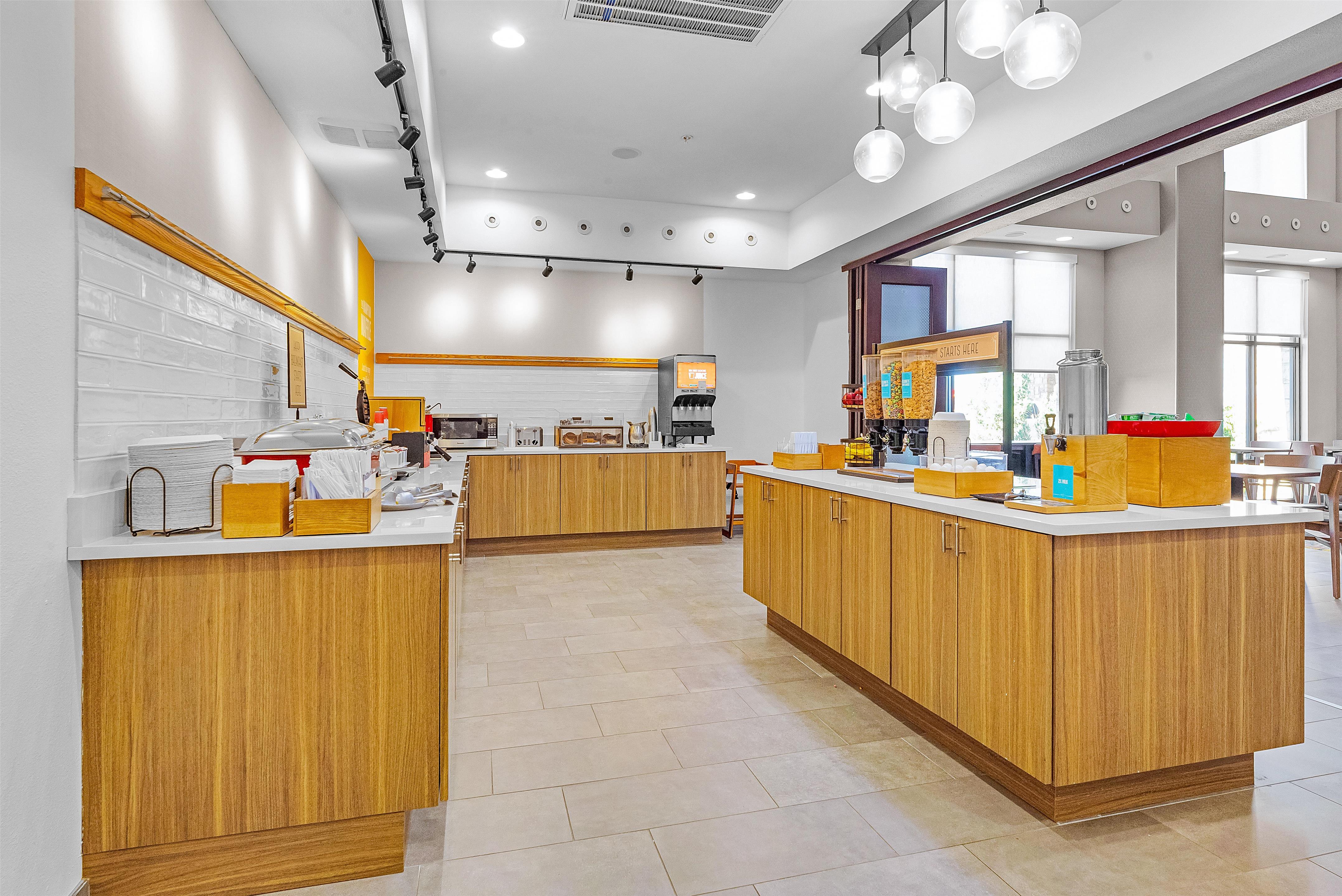 Breakfast Area | Hampton Inn & Suites New Braunfels