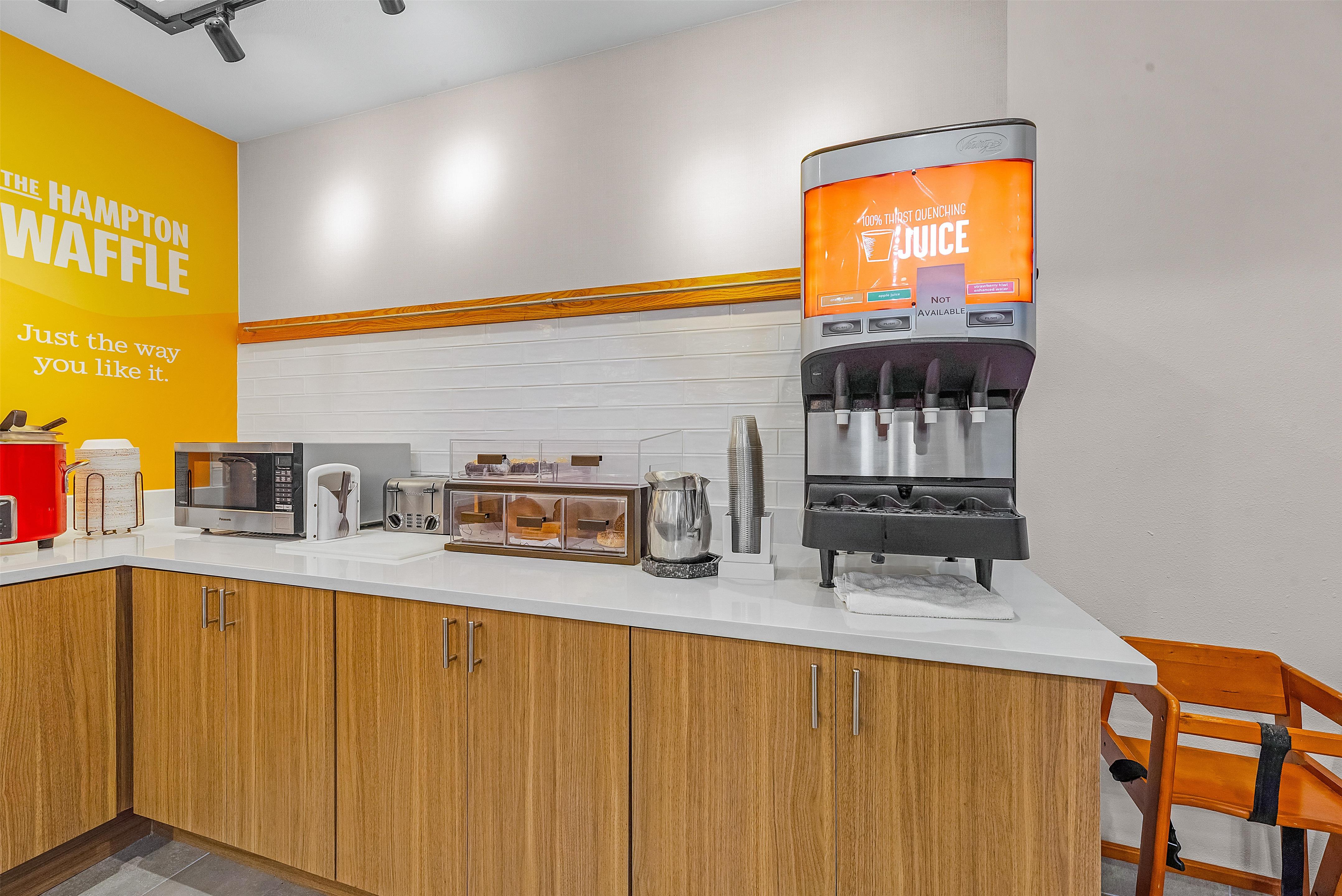 Breakfast Area | Hampton Inn & Suites New Braunfels
