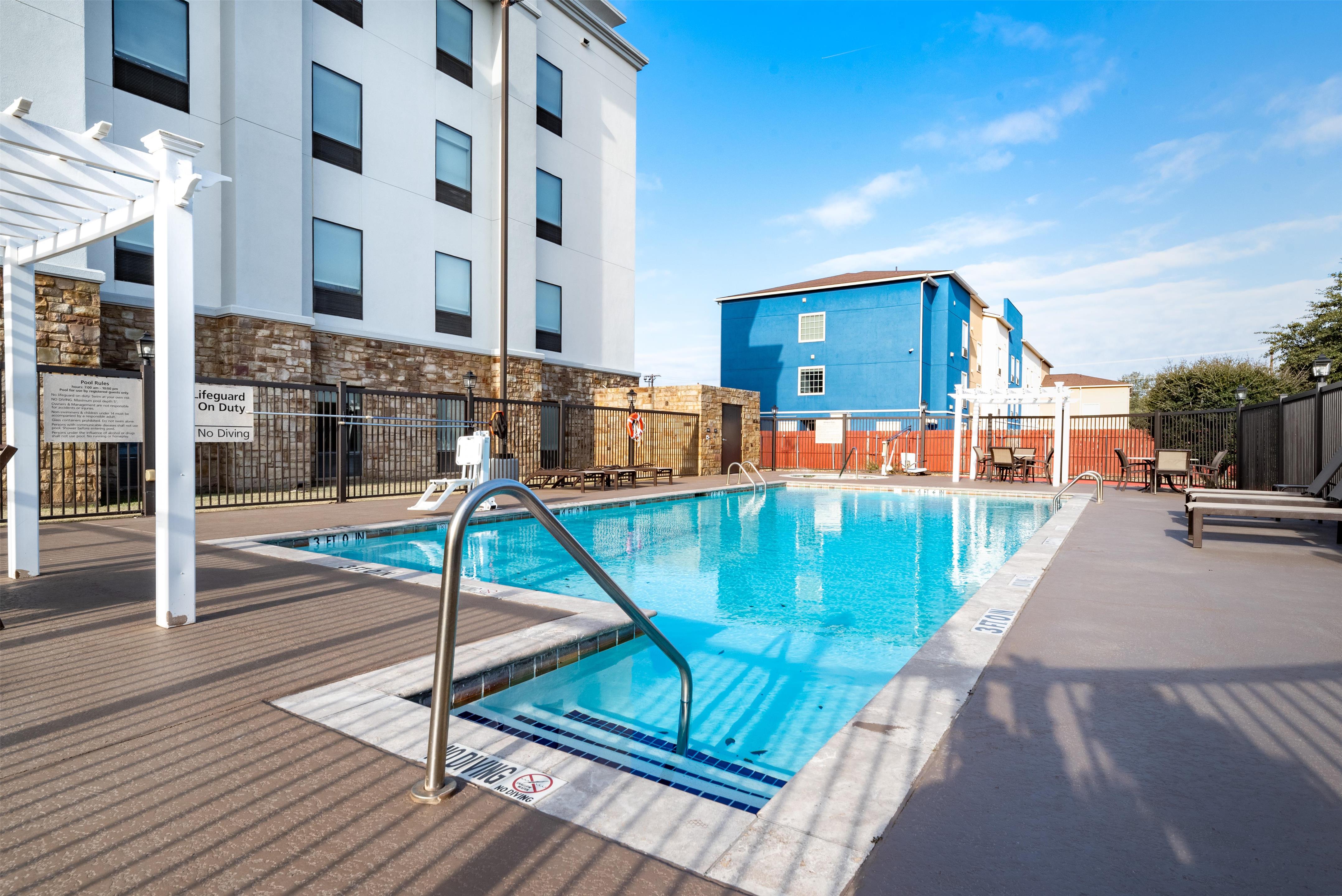 Pool | Hampton Inn & Suites New Braunfels
