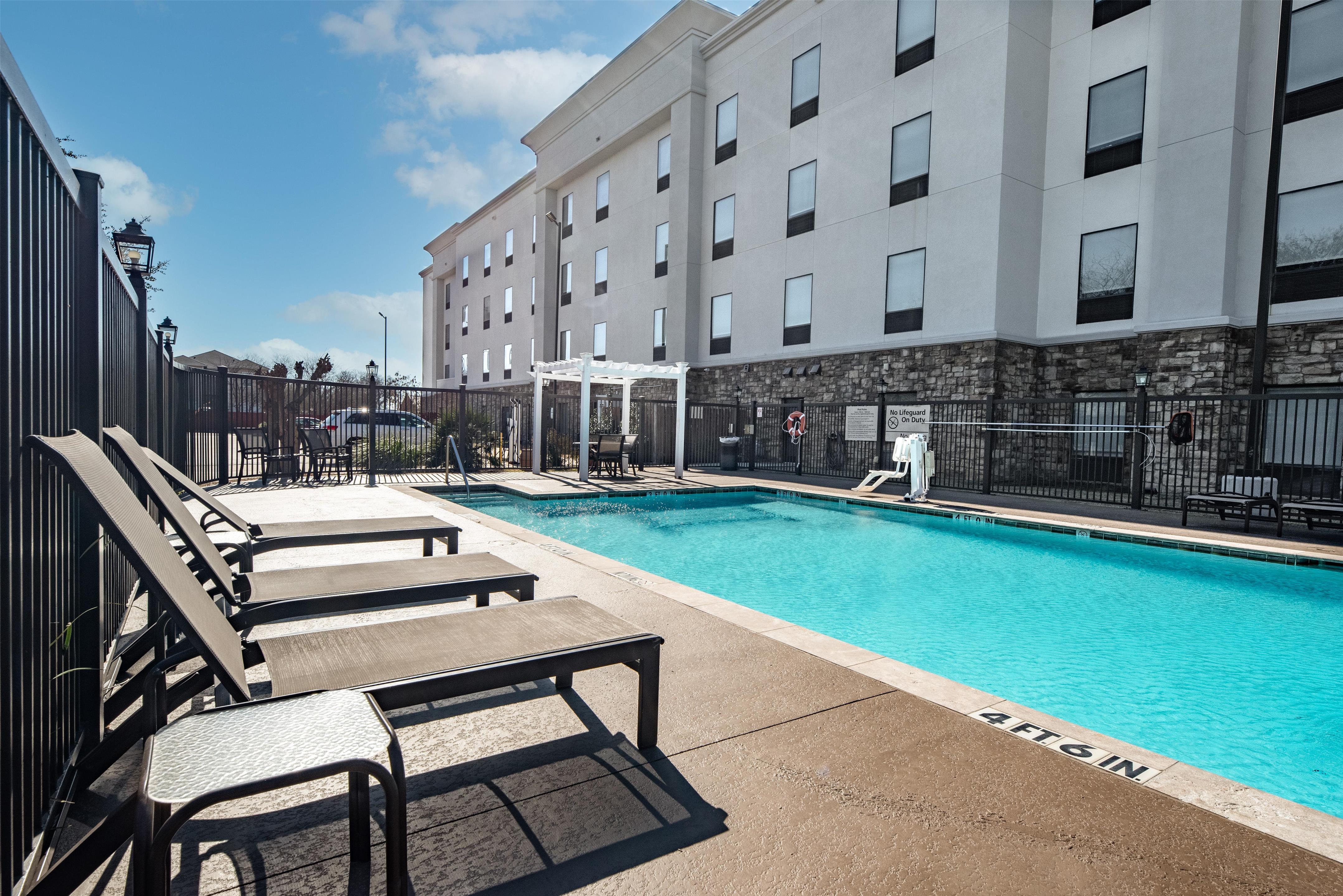 Pool | Hampton Inn & Suites New Braunfels