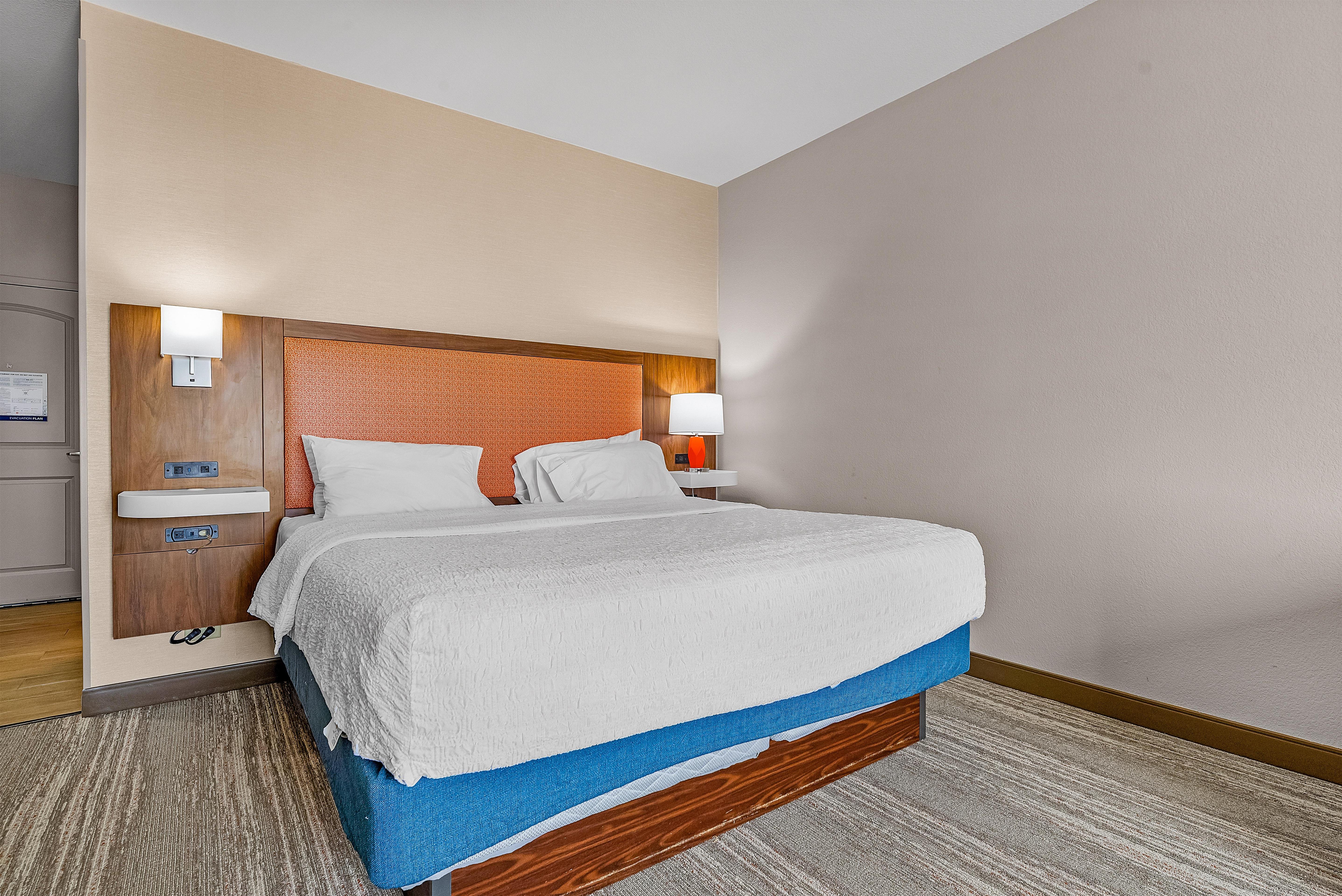 Hampton Inn & Suites New Braunfels, TX Room Type - 1 KING BED NONSMOKING