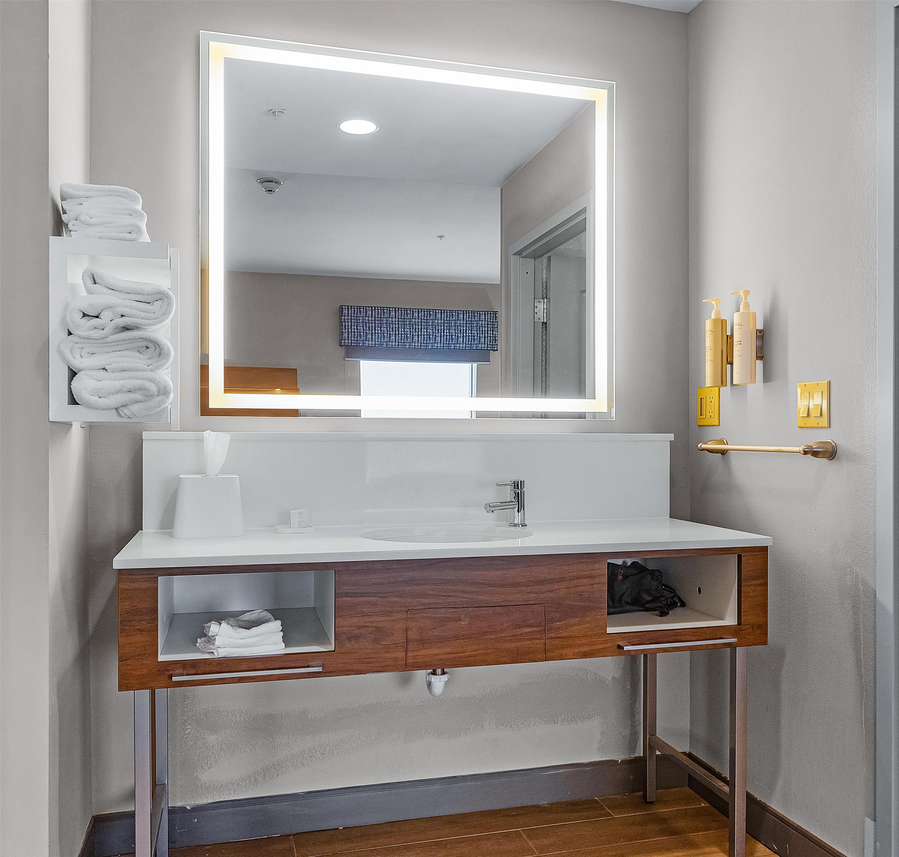Guest room bath