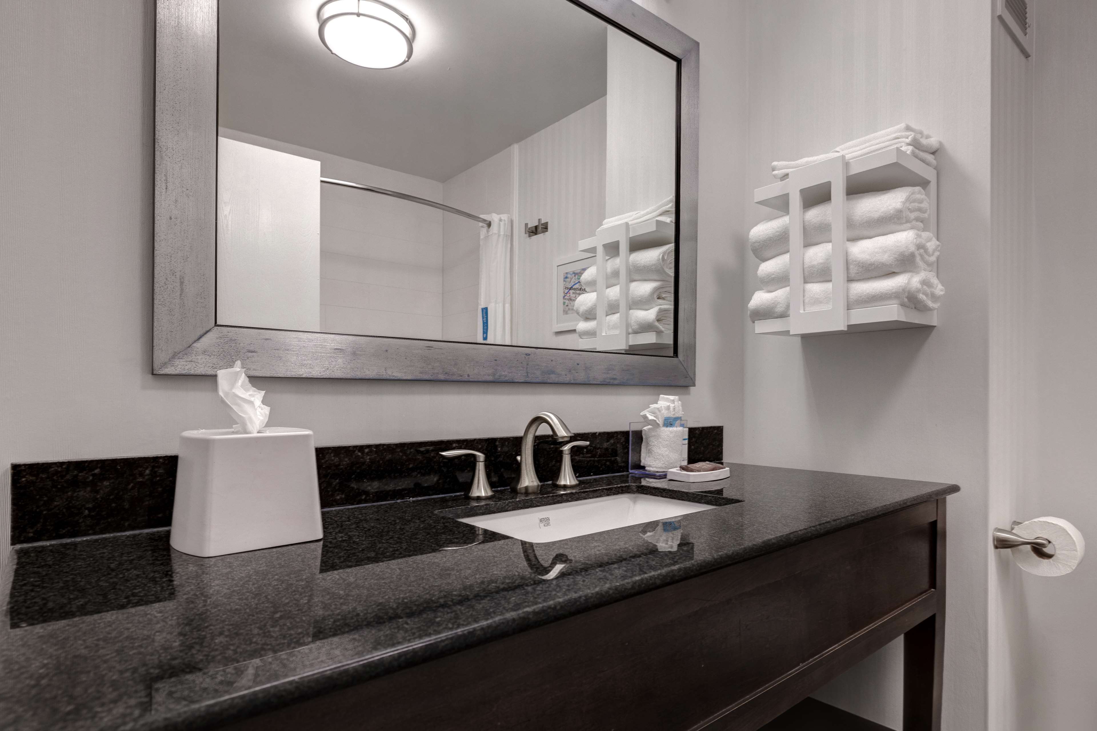 Hampton Inn by Hilton Natchitoches Room Type - 1 KING BED NONSMOKING