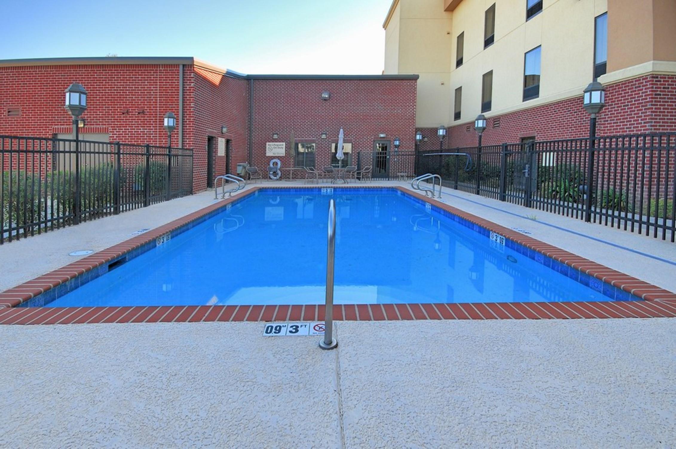 Pool | Hampton Inn & Suites New Iberia Avery Island