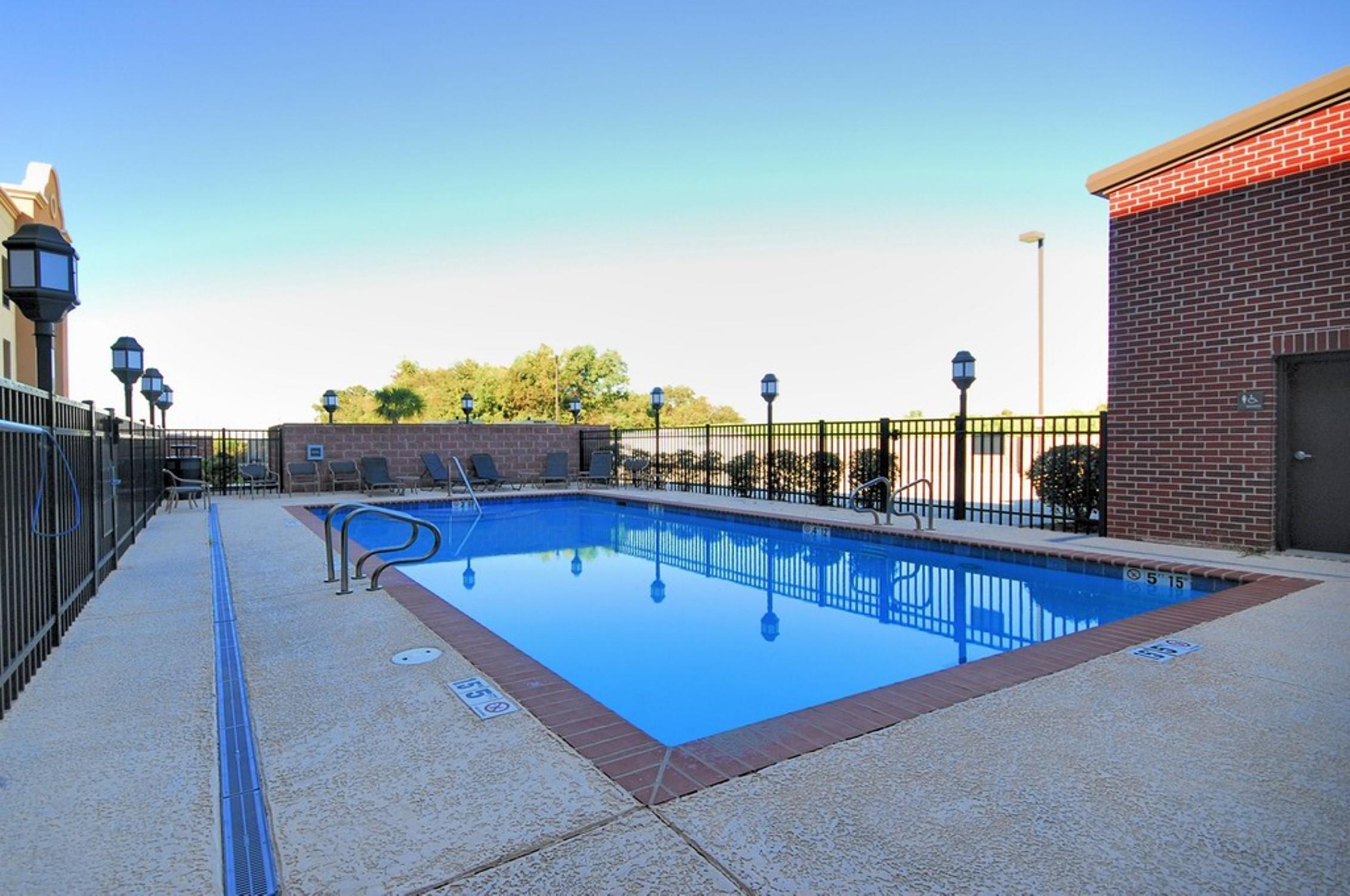 Pool | Hampton Inn & Suites New Iberia Avery Island
