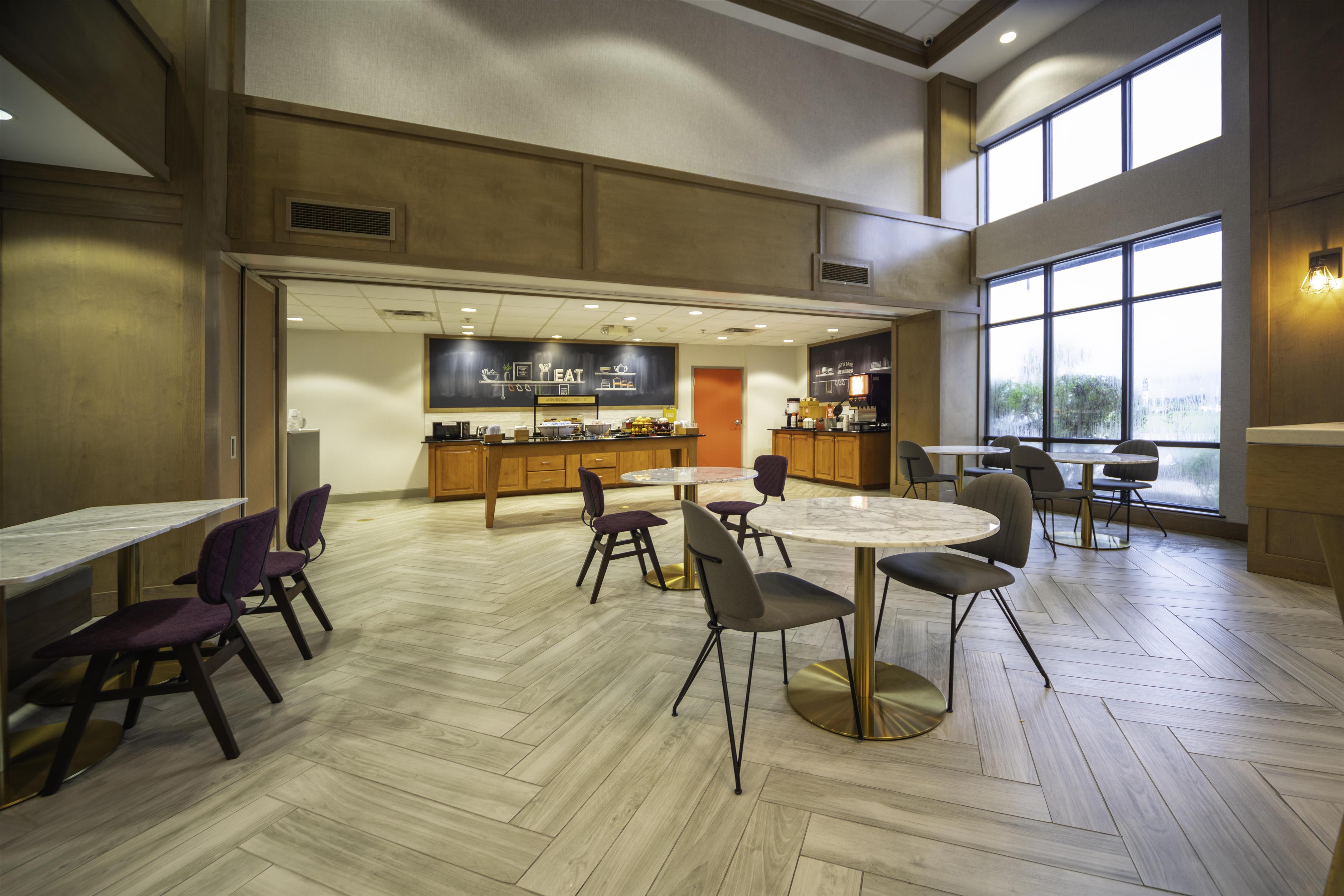 Breakfast Area | Hampton Inn & Suites New Iberia Avery Island