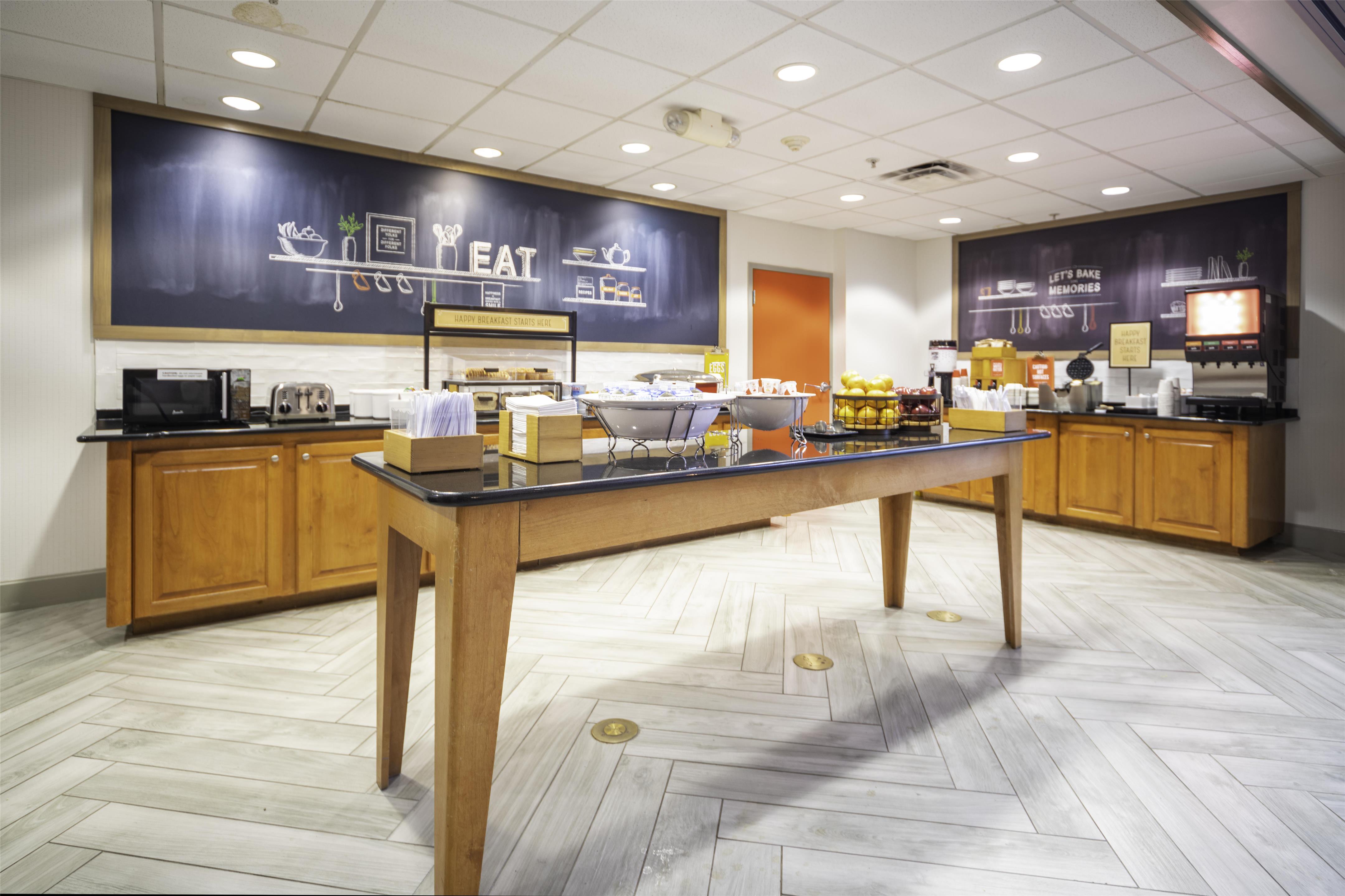 Breakfast Area | Hampton Inn & Suites New Iberia Avery Island