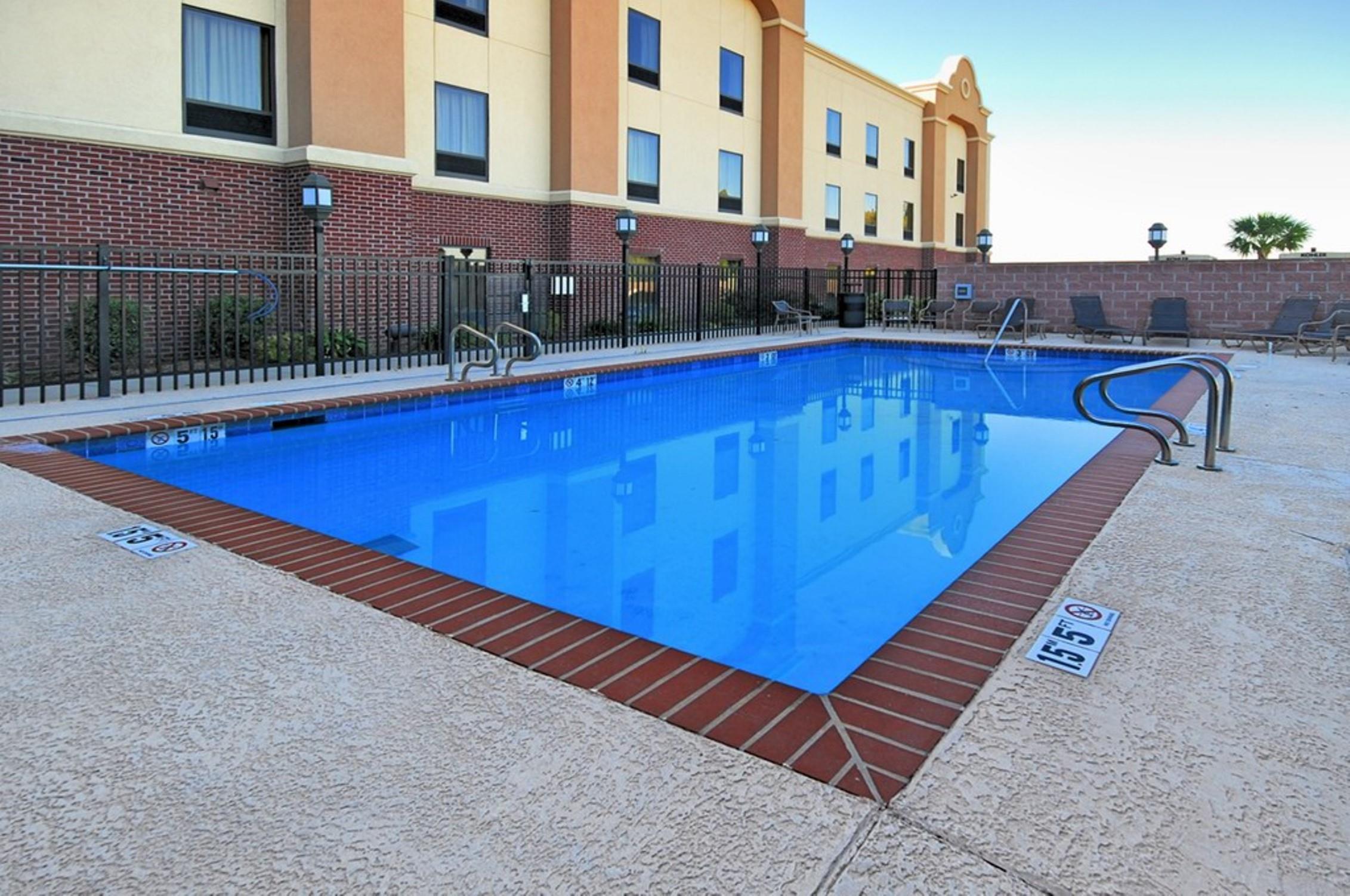 Pool | Hampton Inn & Suites New Iberia Avery Island