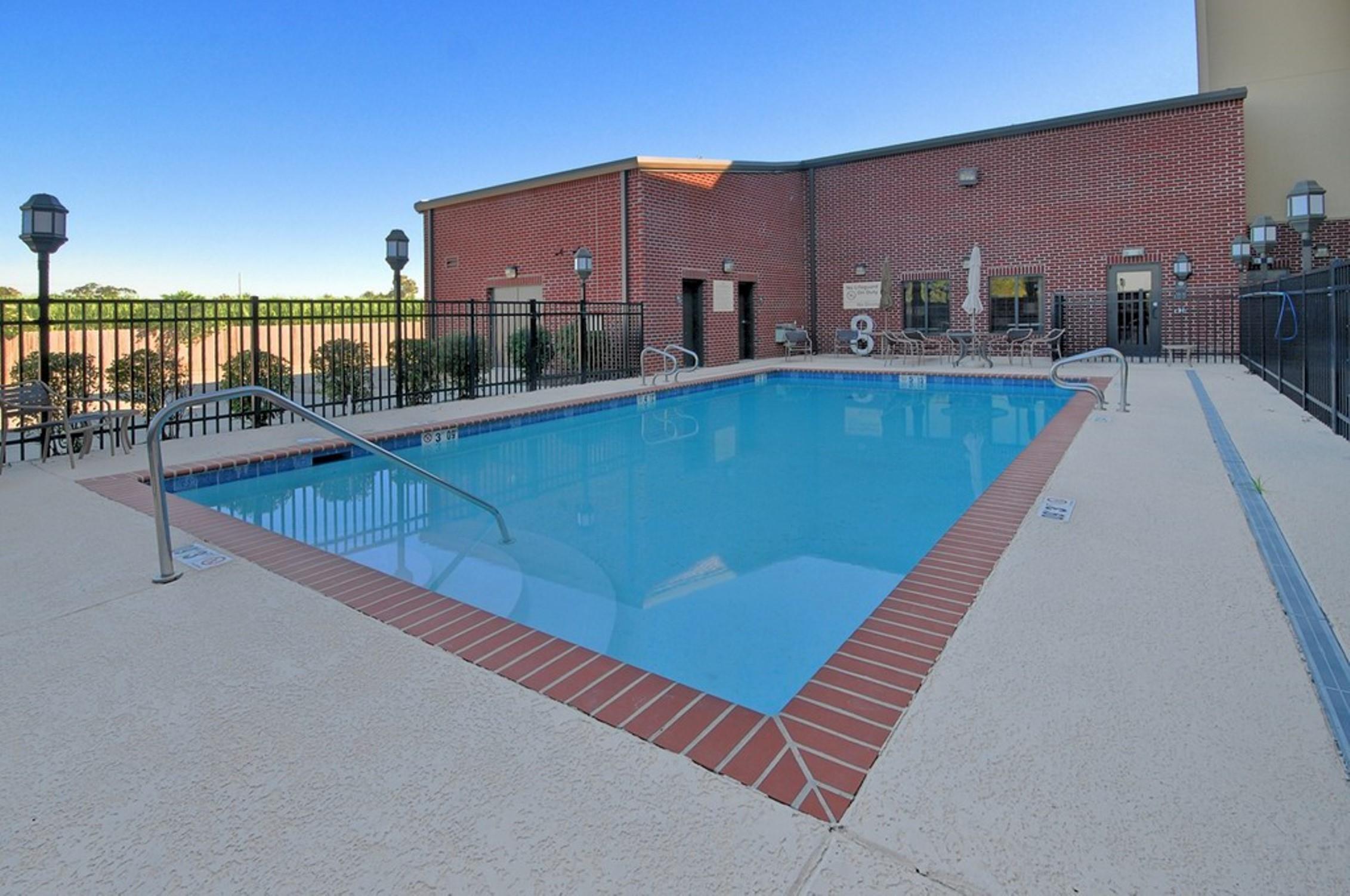 Pool | Hampton Inn & Suites New Iberia Avery Island