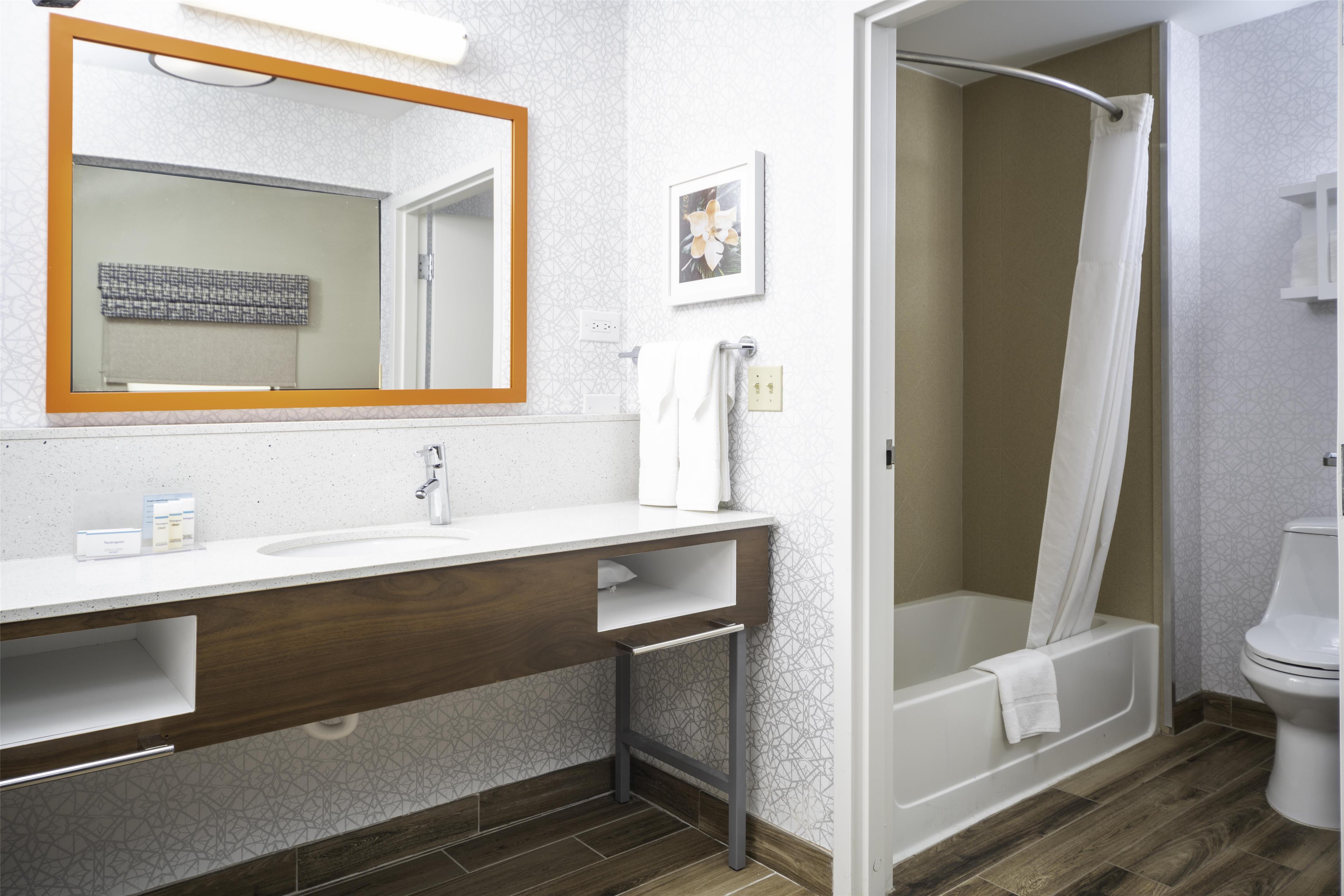 Guest room bath
