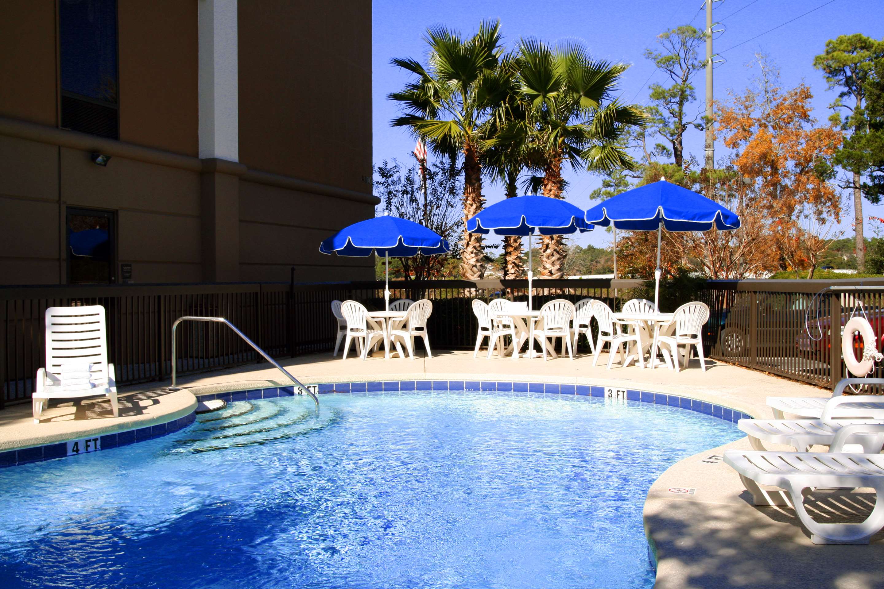 Pool | Hampton Inn Niceville-Elgin Air Force Base
