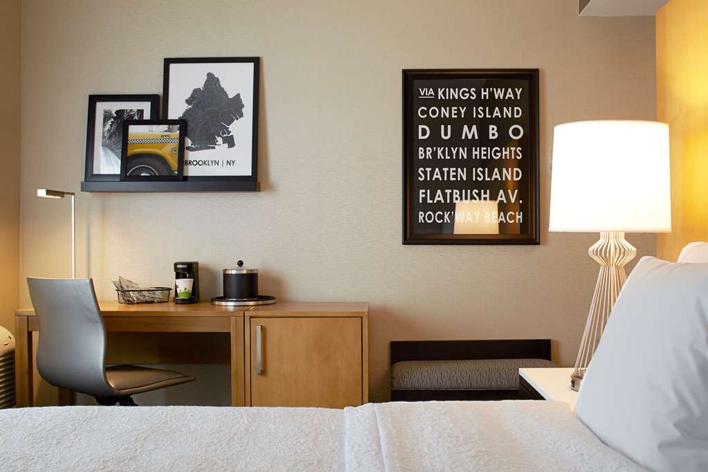 Hampton Inn Brooklyn Downtown NY Room Type - 1 KNG ACC ROLLIN SHWR NS