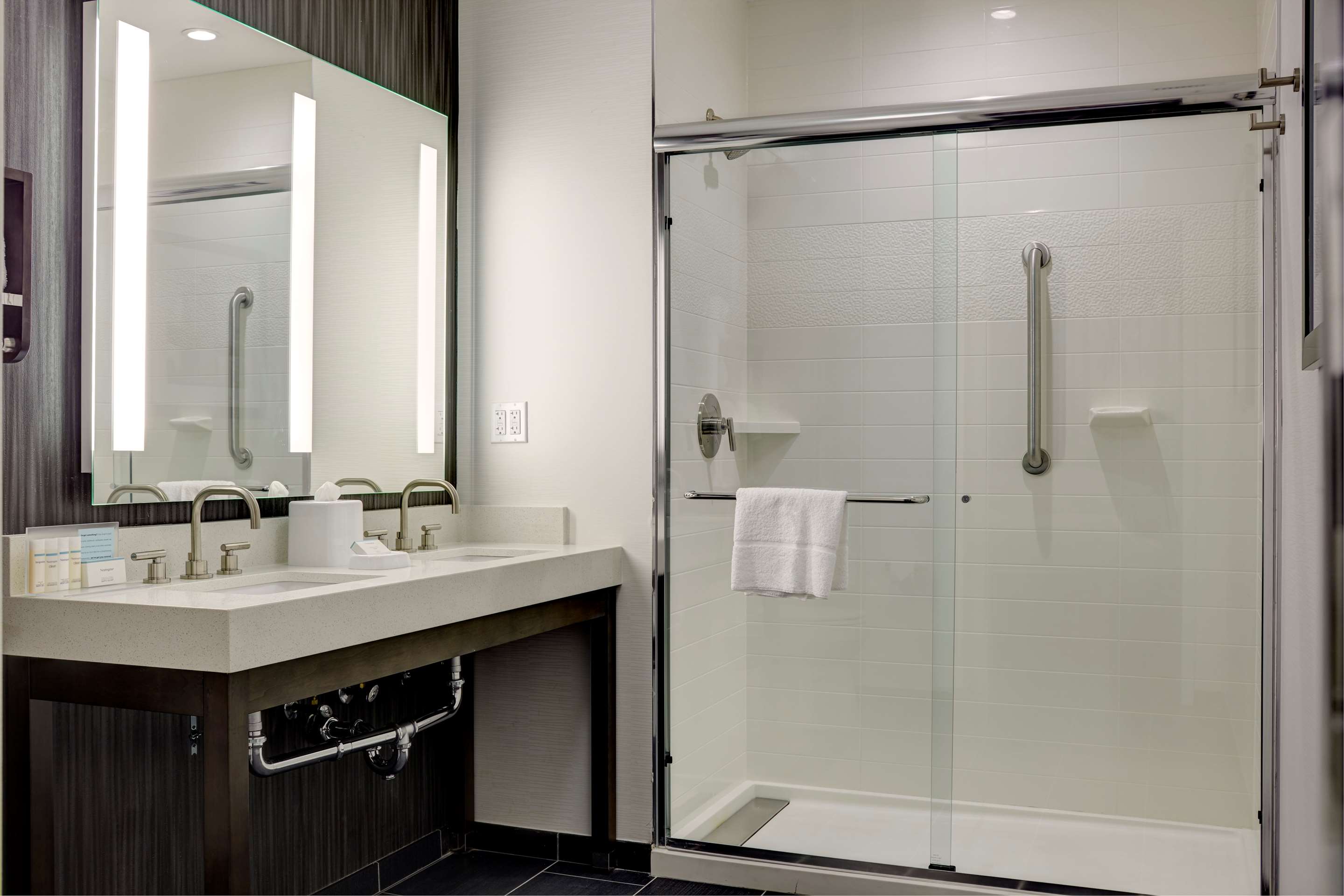 Guest room bath