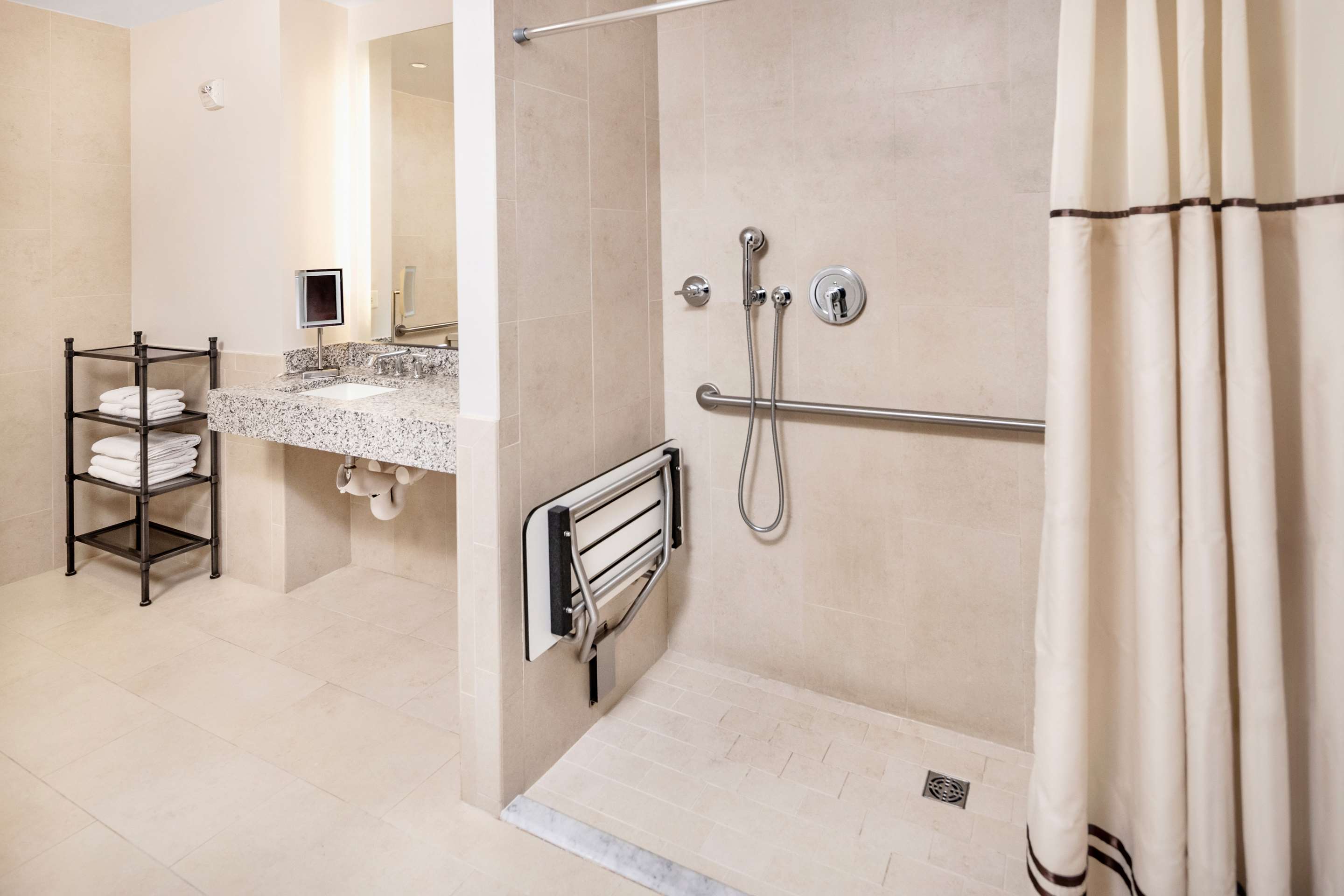 Guest room bath