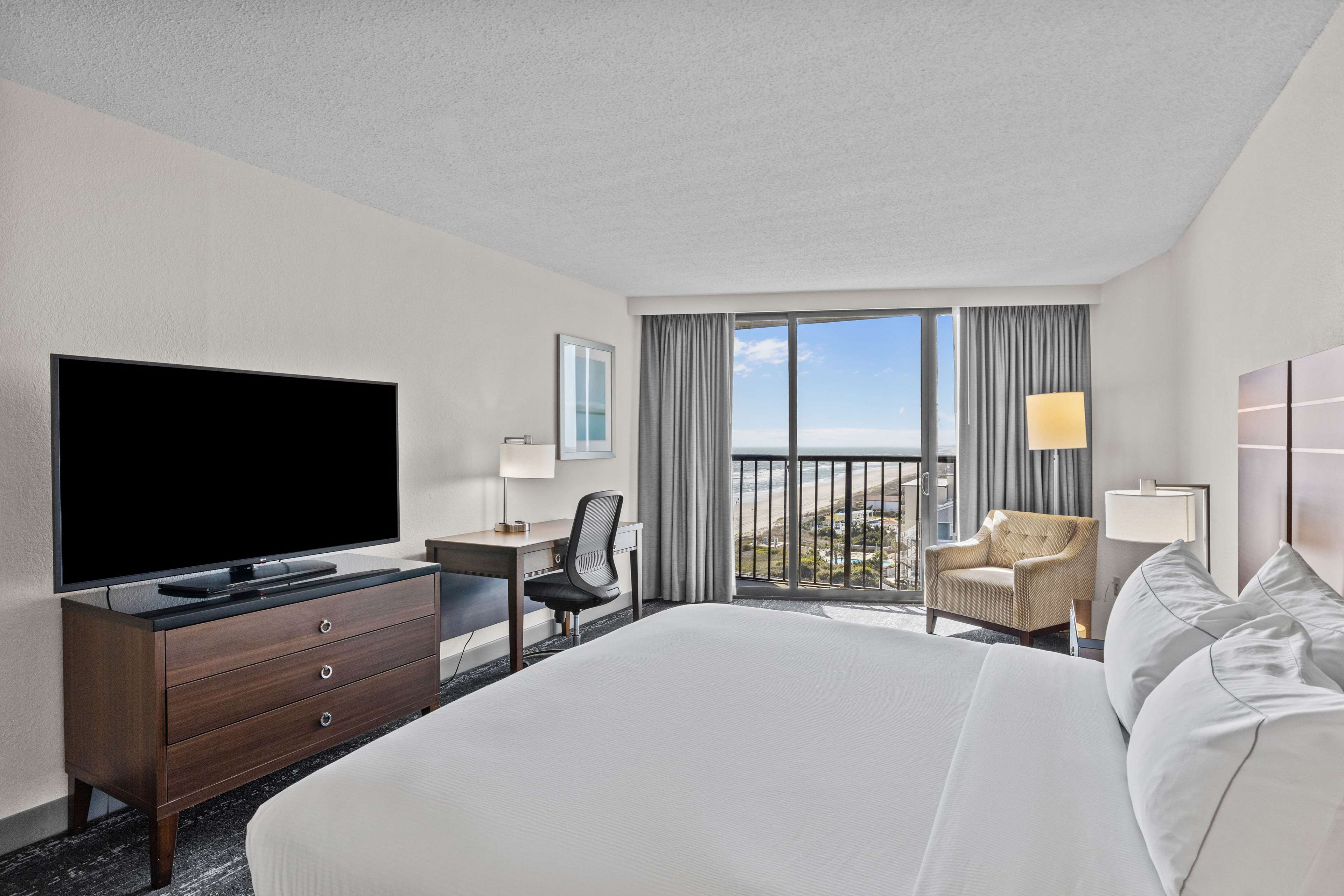 DoubleTree by Hilton Atlantic Beach Oceanfront Room Type - 1KG OCNVW MOB HR ACC TB NS