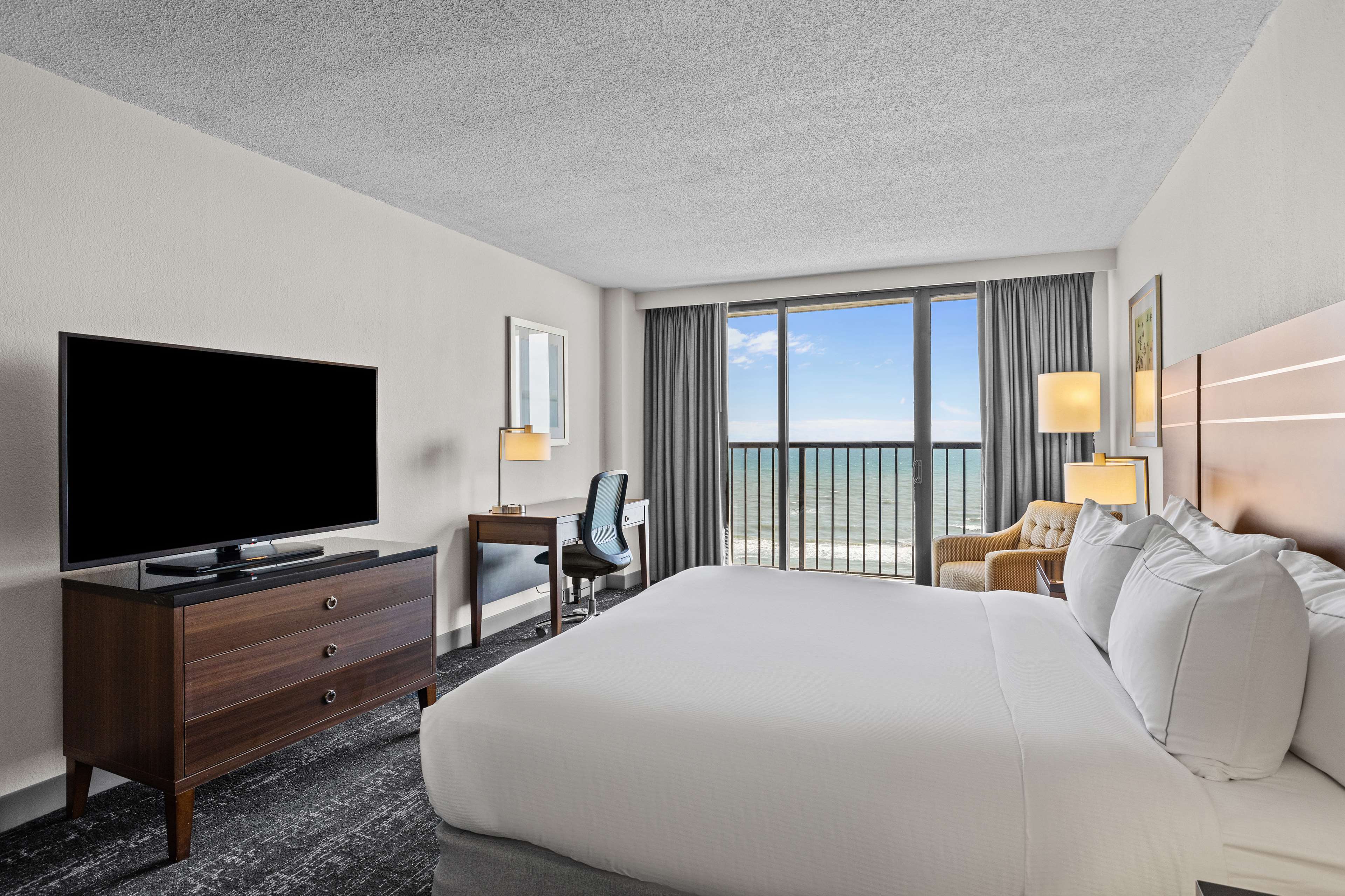 DoubleTree by Hilton Atlantic Beach Oceanfront Room Type - 1KNG OCNFRNT BALCONY NOSMK