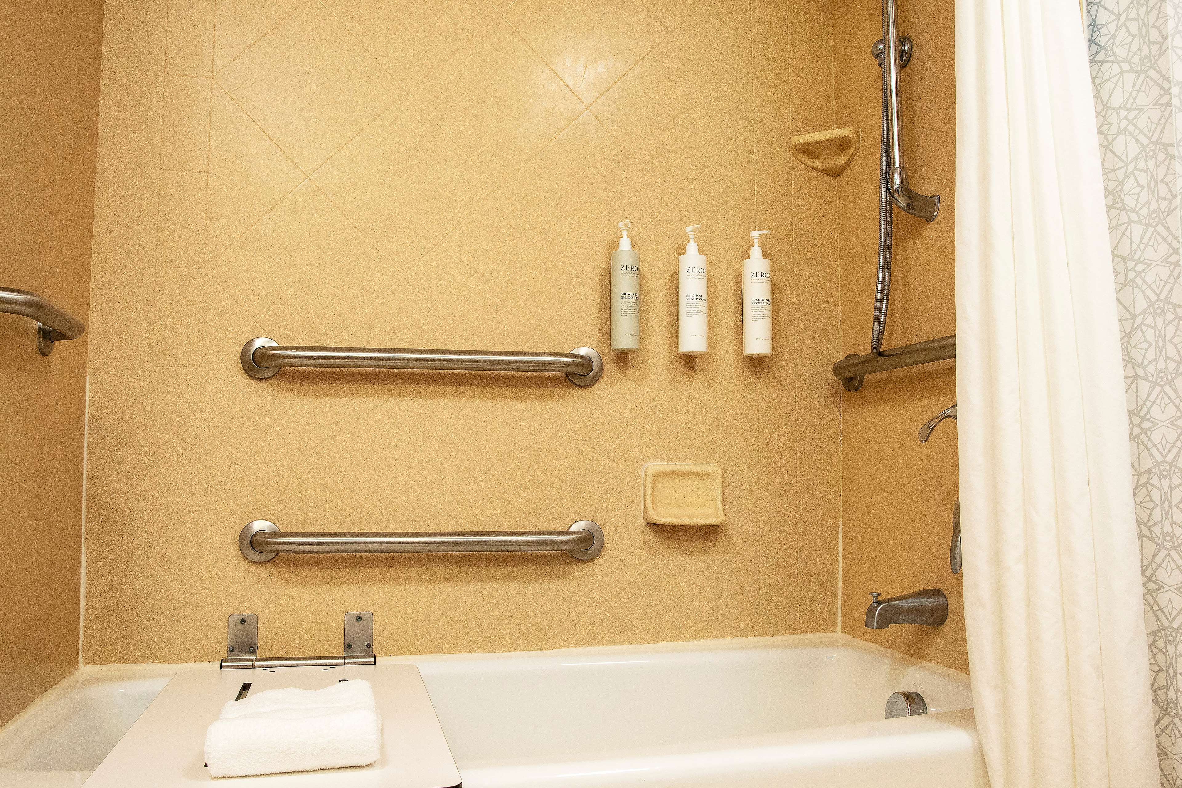 Hampton Inn and Suites Jacksonville Room Type - 2 QNS ACCESSIBLE W TUB NS