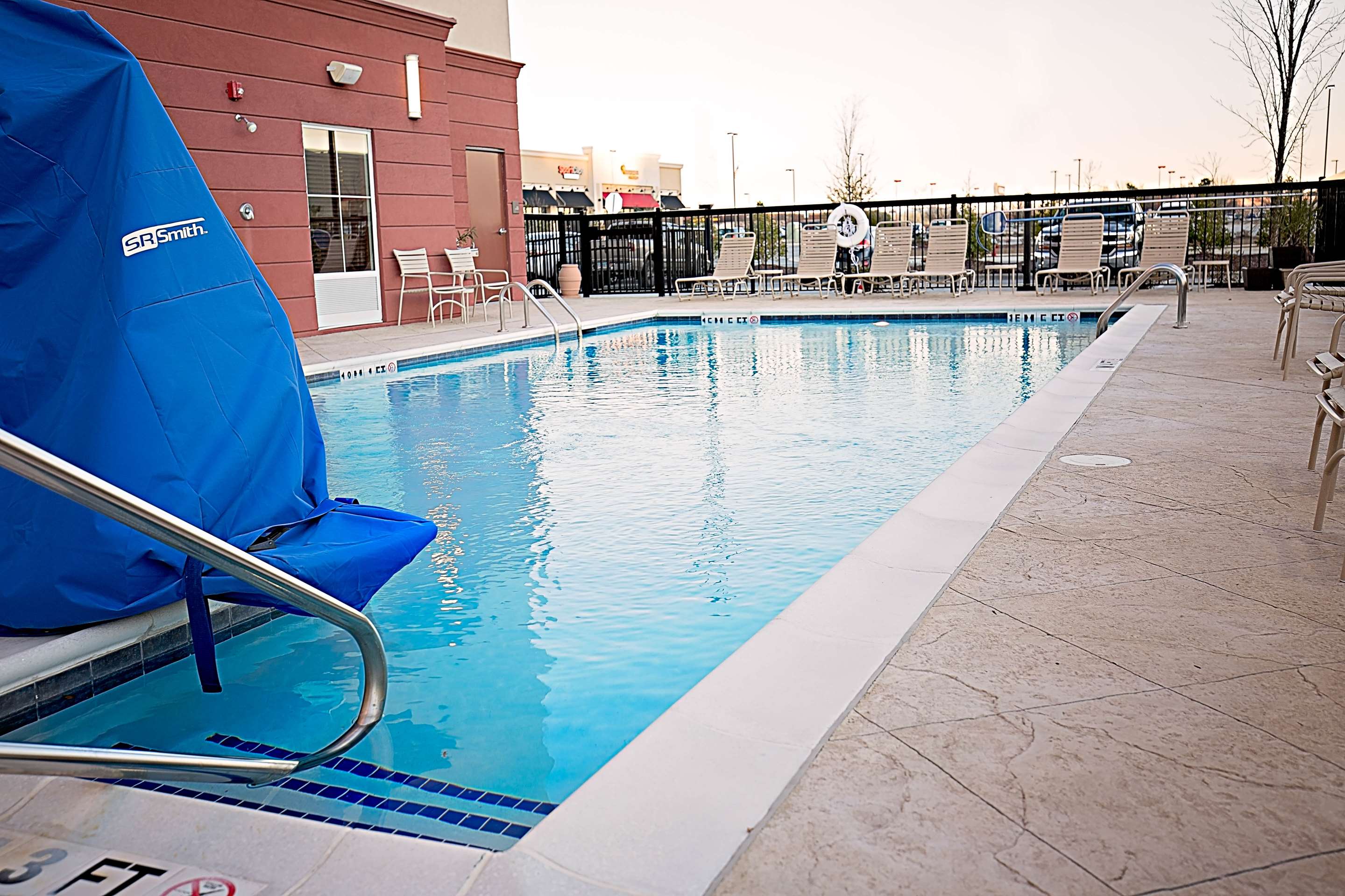 Pool | Hampton Inn & Suites Jacksonville