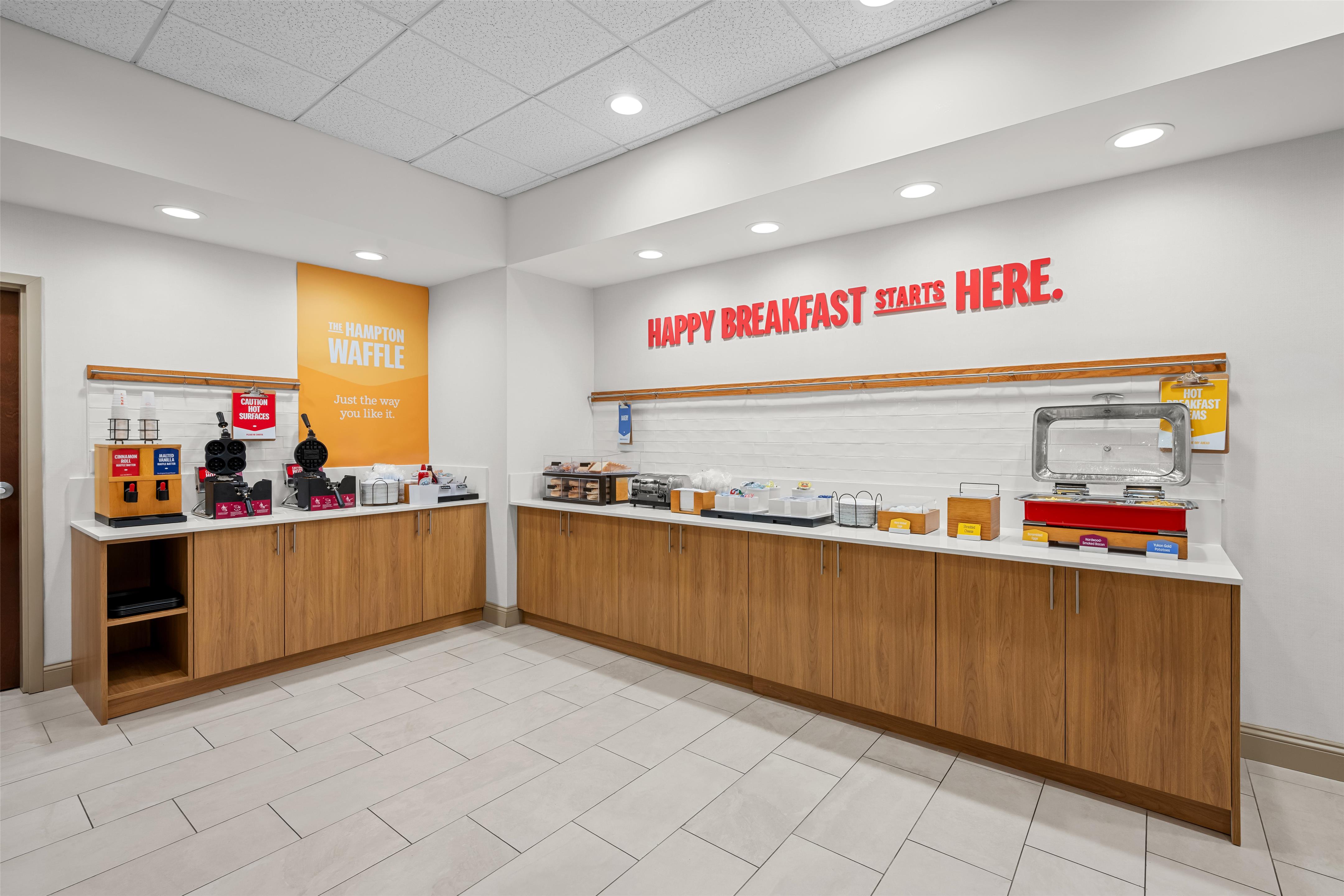Breakfast Area | Hampton Inn & Suites Swansboro Near Camp Lejeune
