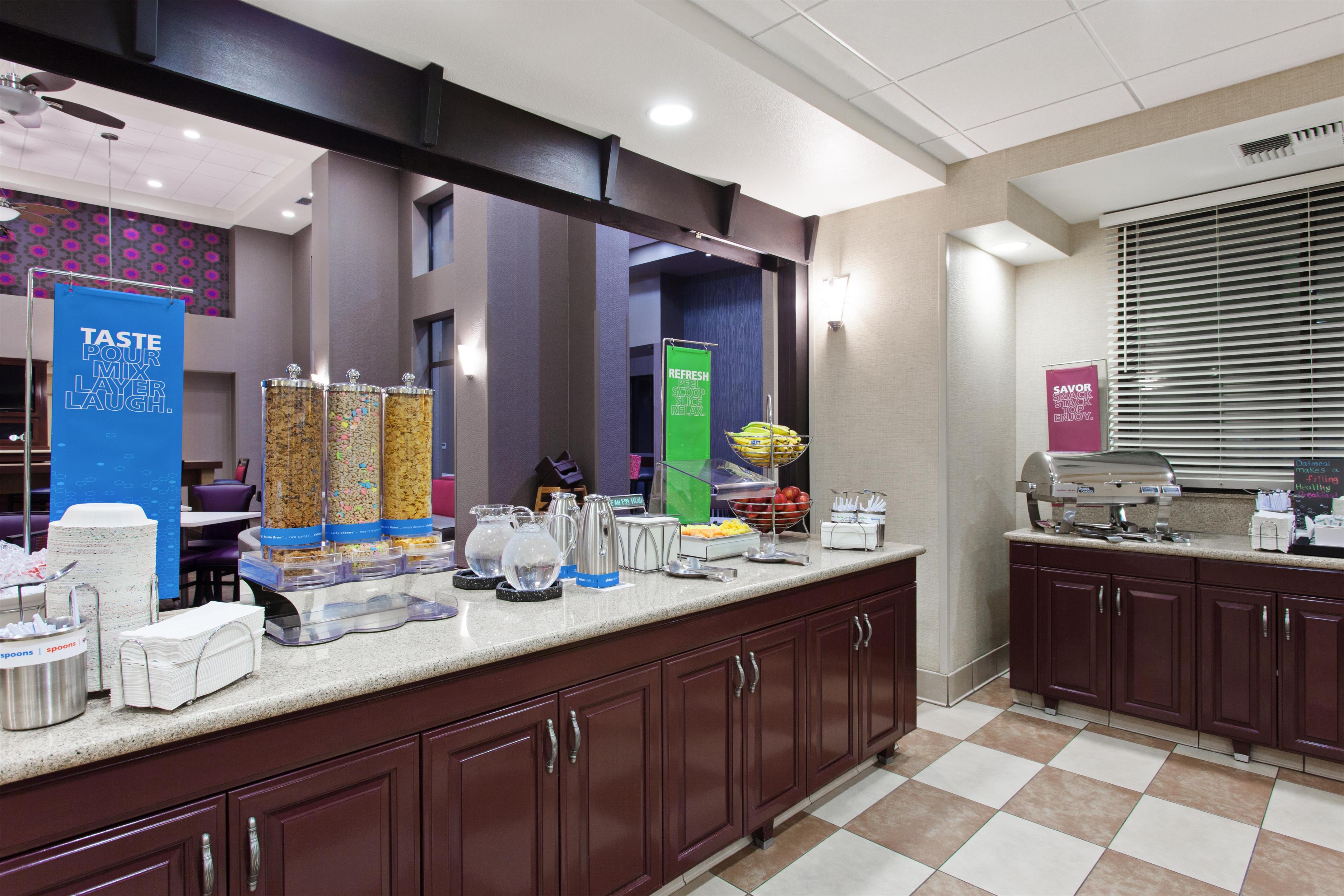 Breakfast Area | Hampton Inn & Suites Oakland Airport-Alameda