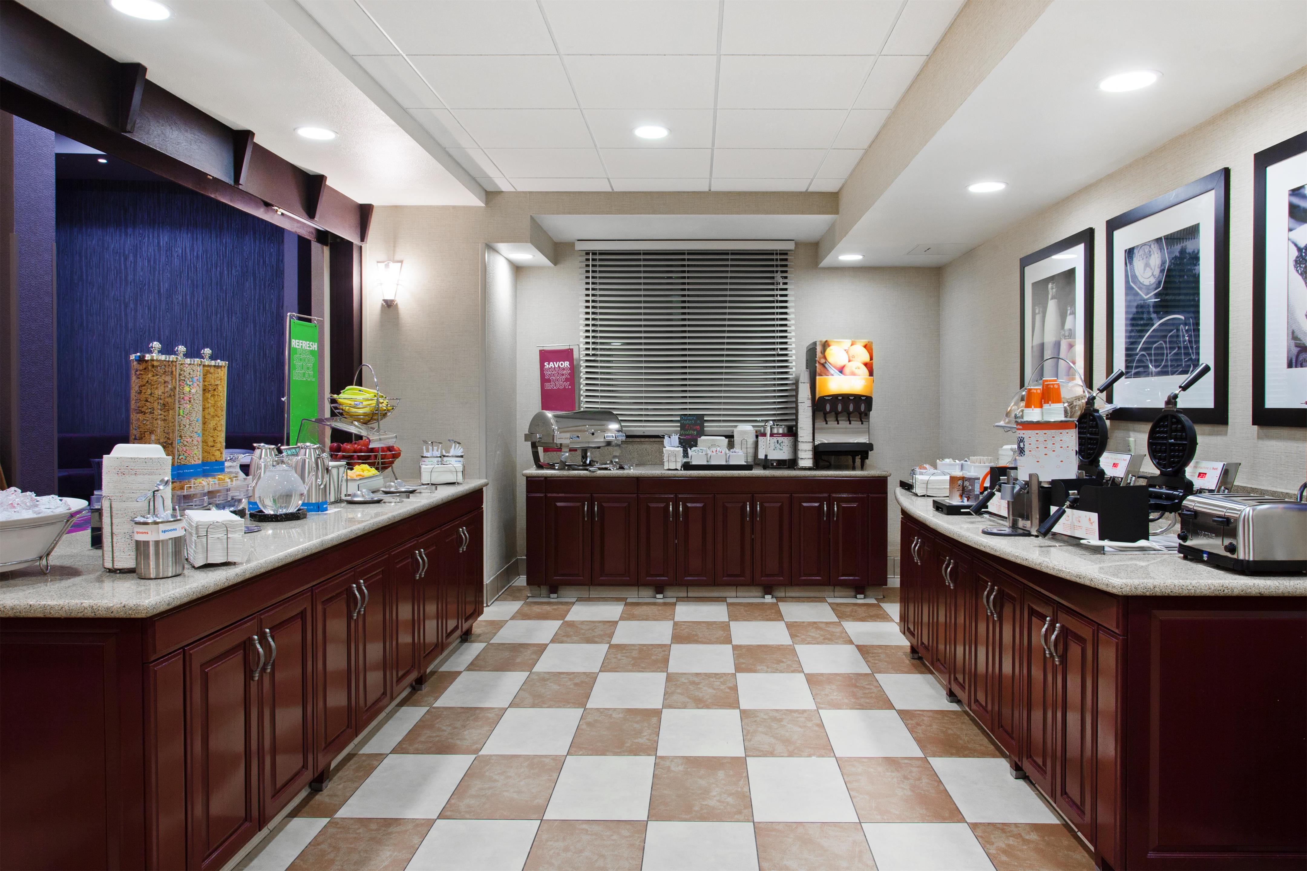 Breakfast Area | Hampton Inn & Suites Oakland Airport-Alameda