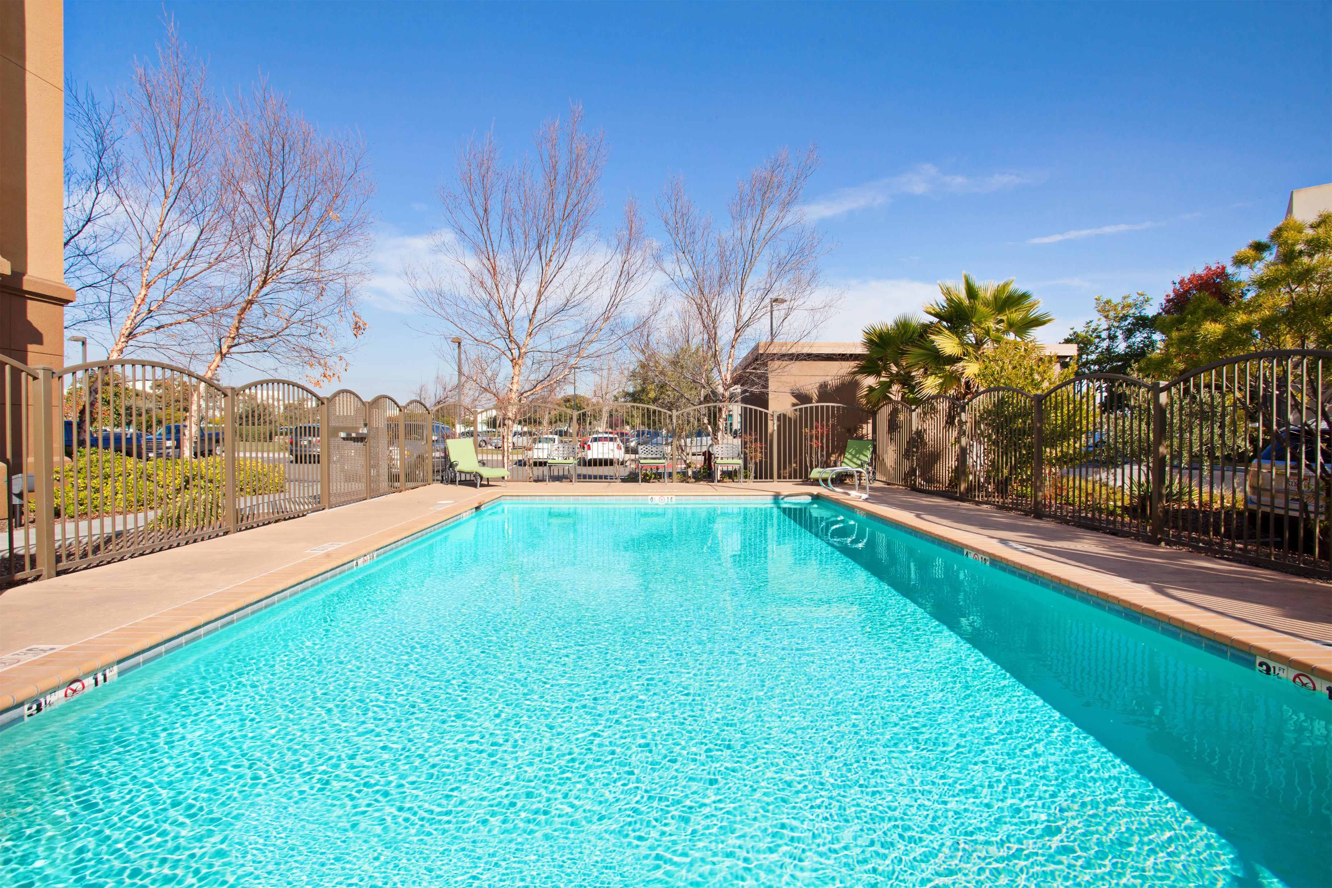 Pool | Hampton Inn & Suites Oakland Airport-Alameda
