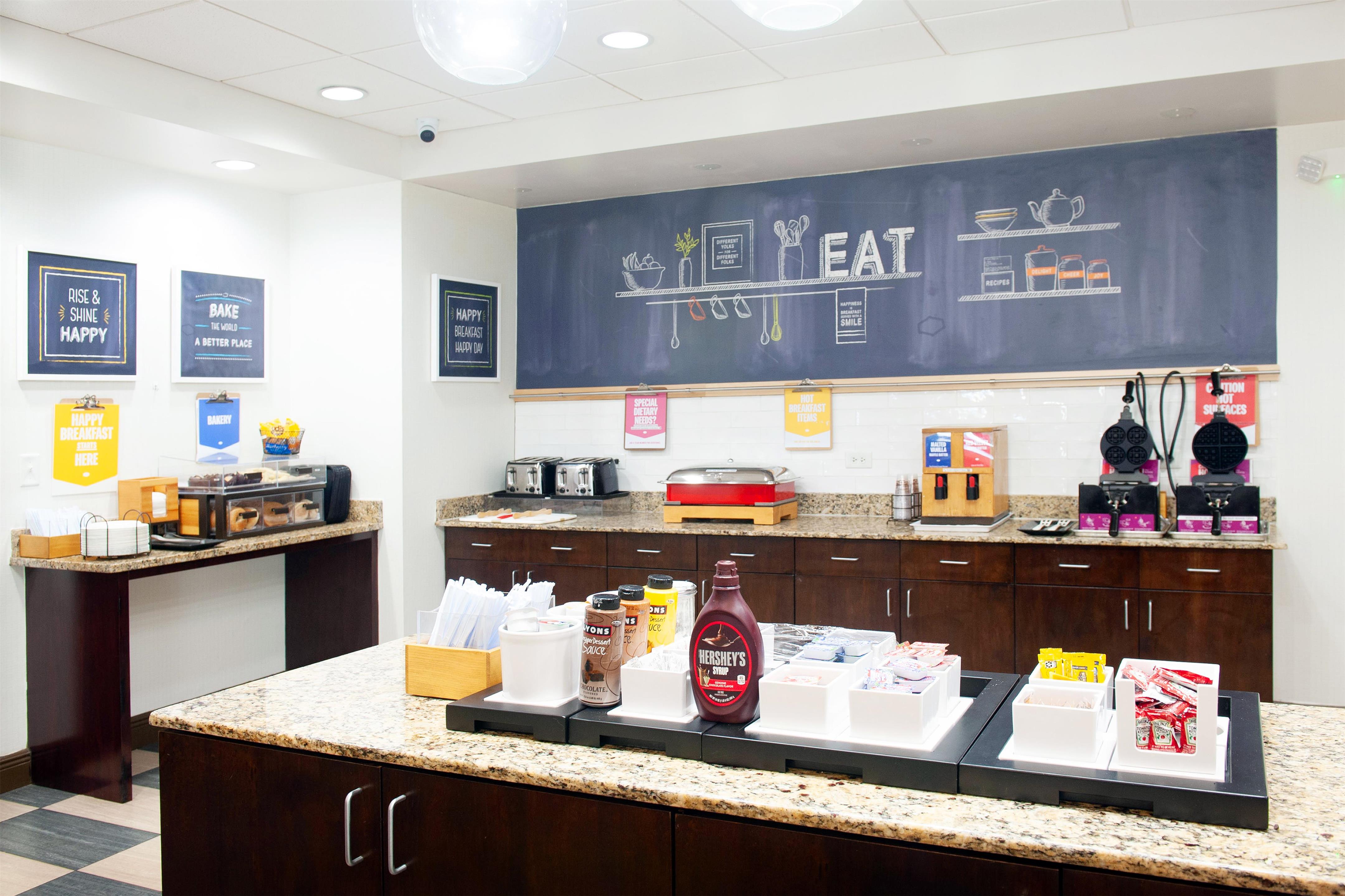 Breakfast Area | Hampton Inn Crystal River, FL