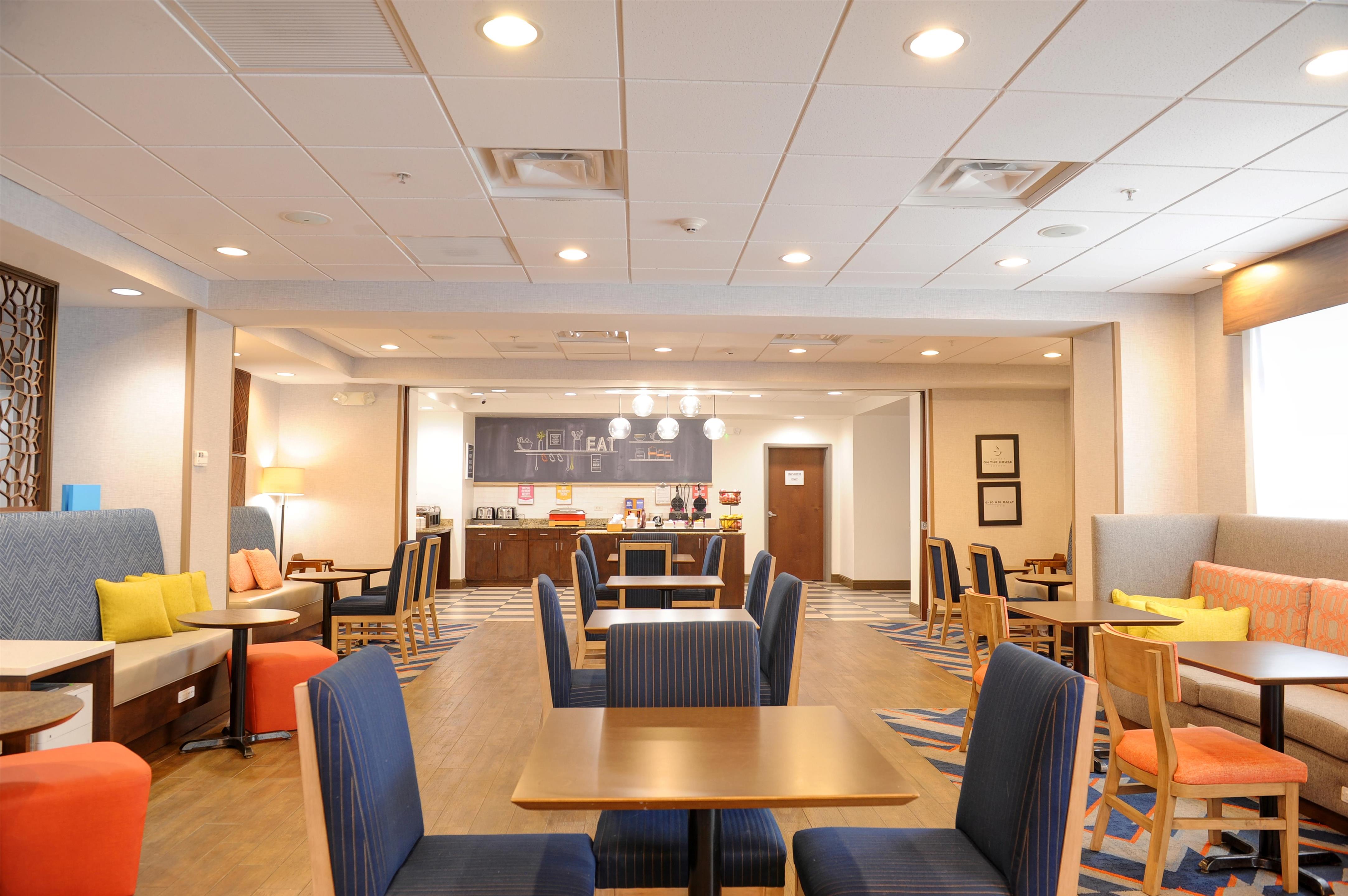 Breakfast Area | Hampton Inn Crystal River, FL